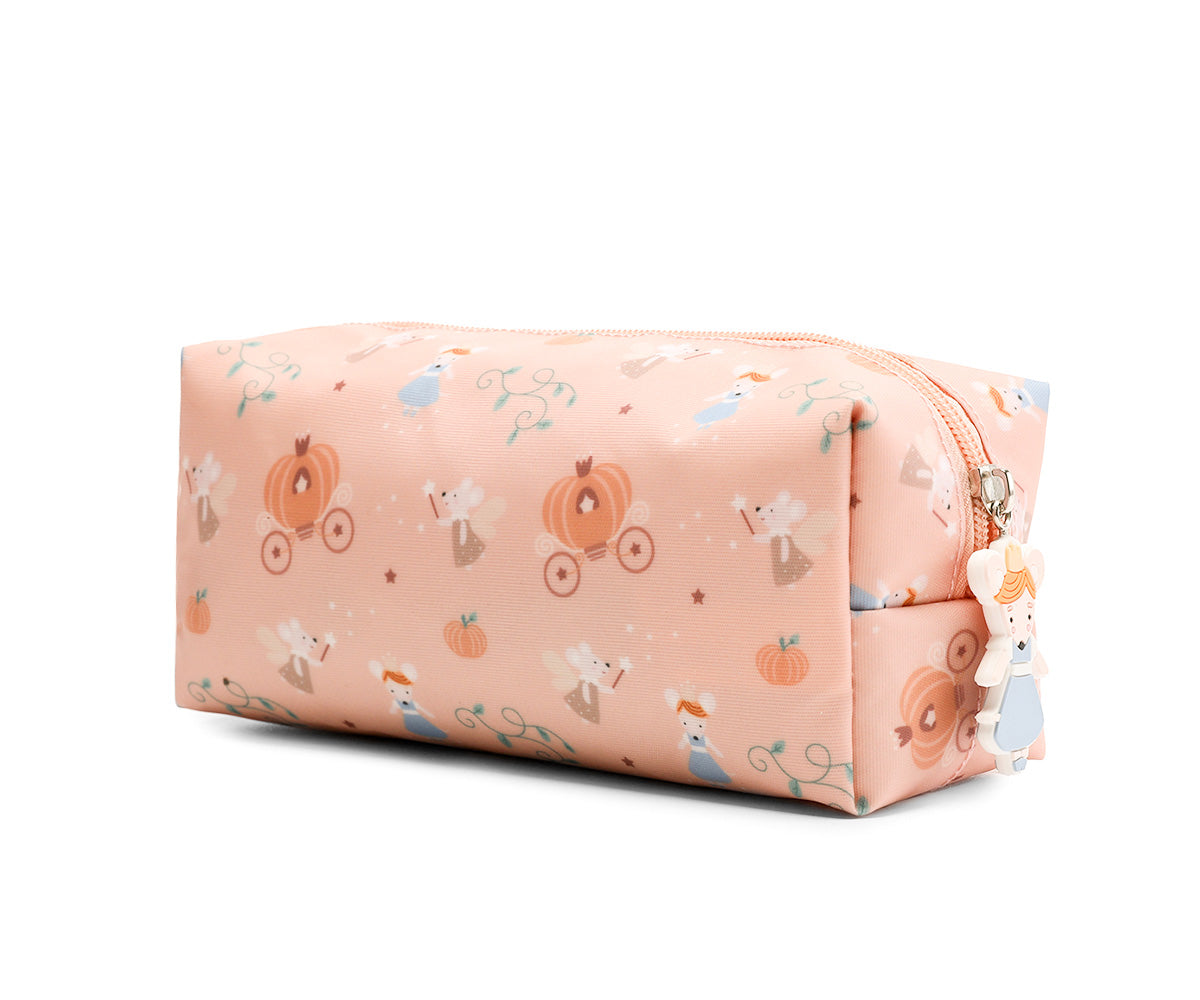 El estuche escolar de la colección Tutete Mouse Fairies (Cenicienta) es perfecto para los peques, ya que podrán llenarlo con lápices, bolígrafos, rotuladores y todo lo que necesiten para su día a día en el cole