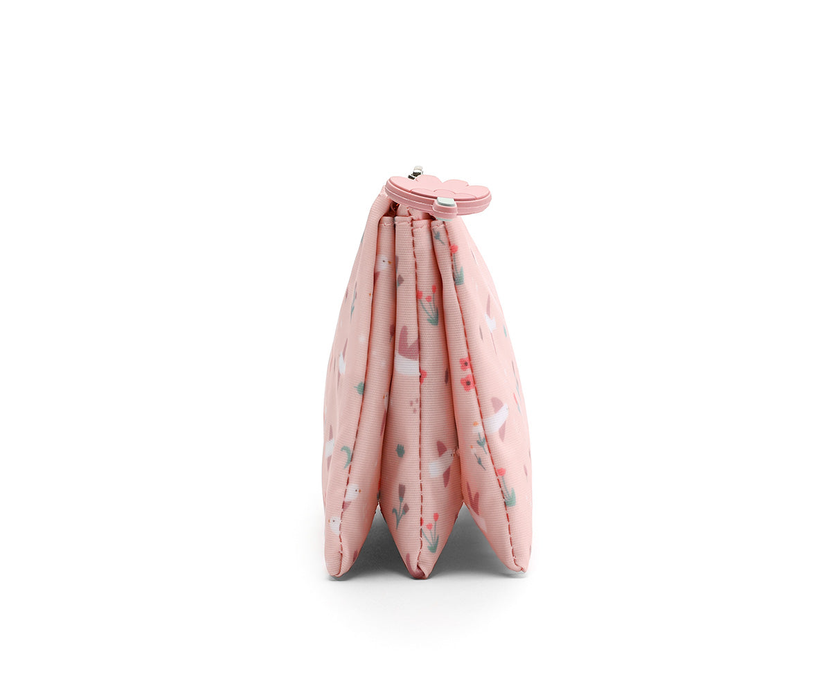 Estuche de 3 Compartimentos Blossom Birds (Pájaros) de Tutete en Mano de Santa, el accesorio imprescindible para la vuelta al cole. Este estuche escolar personalizable destaca por su diseño amplio de triple compartimento con una sola cremallera principal y un tirador decorativo temático, perfecto para que l