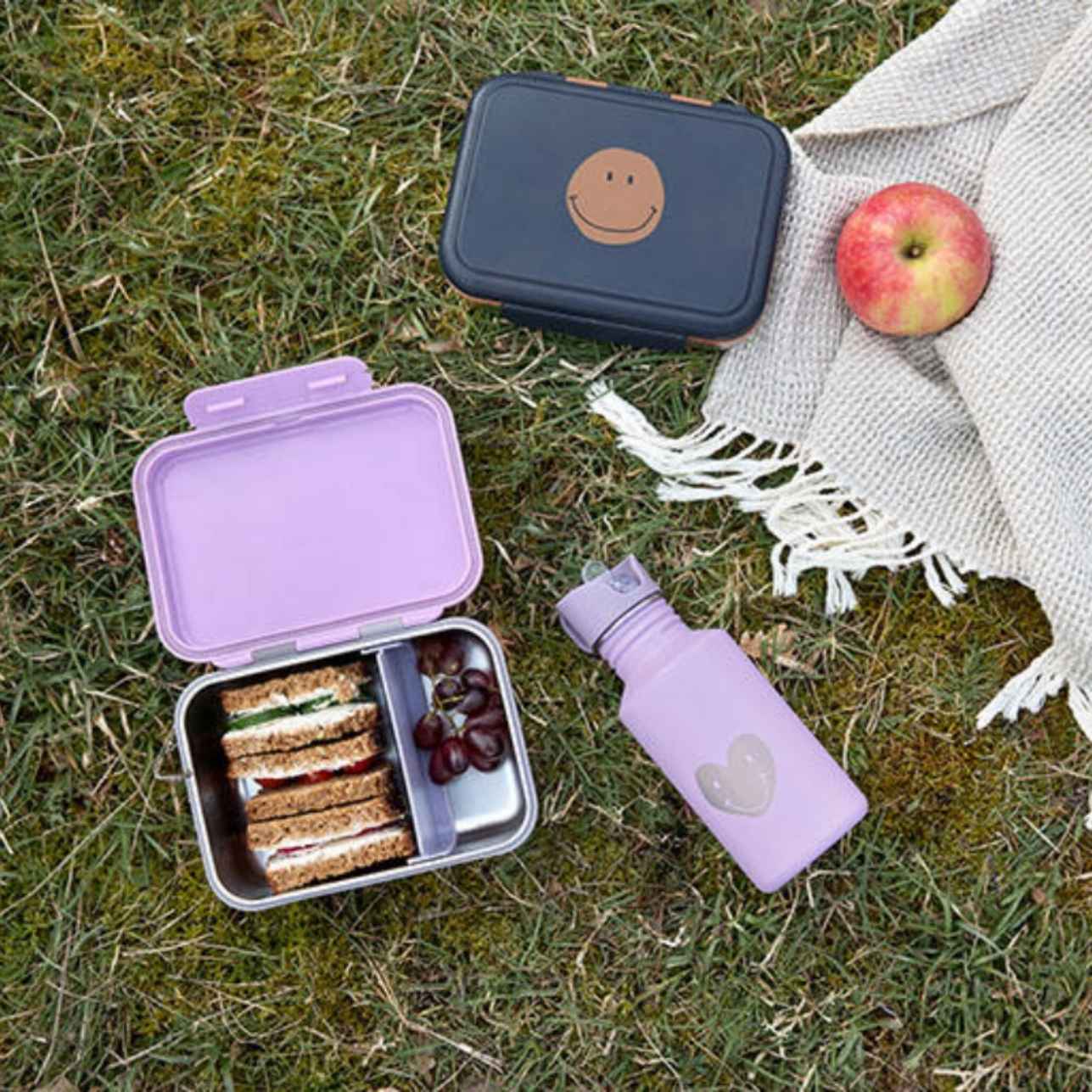 la fiambrera Heart Lilac es la aliada perfecta para llevar comidas saludables y bien organizadas al cole, al parque o de excursión. Su diseño en acero inoxidable 100% la hace resistente, duradera y segura para el uso diario