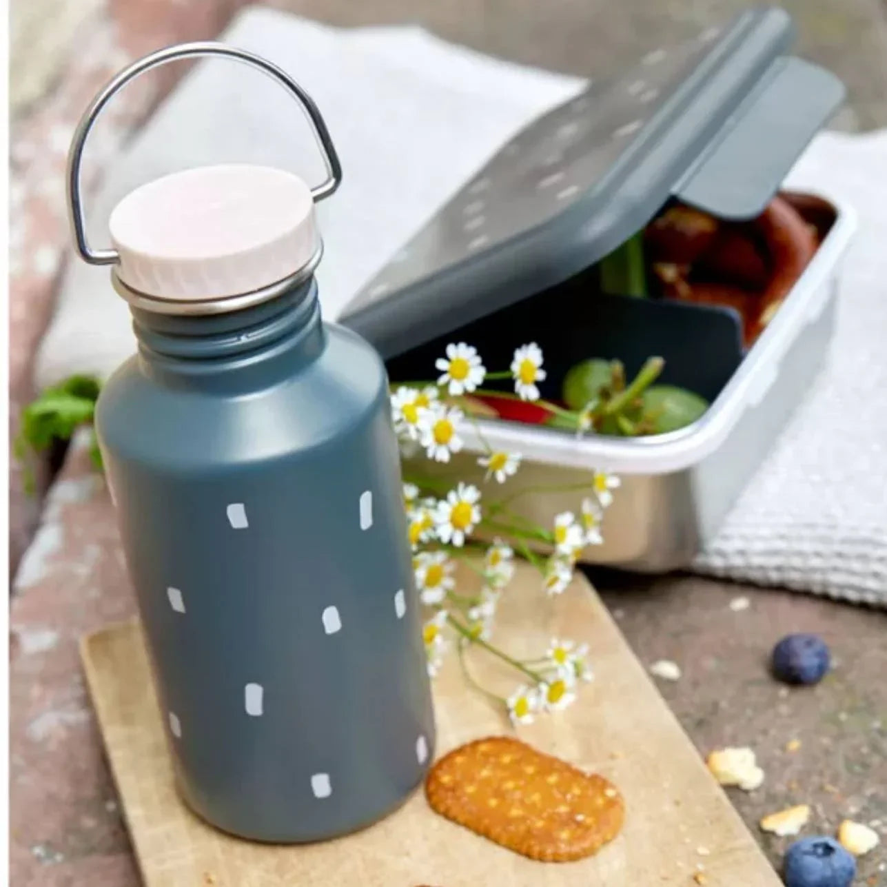 la fiambrera Happy Prints Blue es la aliada perfecta para llevar comidas saludables y bien organizadas al cole, al parque o de excursión. Su diseño en acero inoxidable 100% la hace resistente, duradera y segura para el uso diario