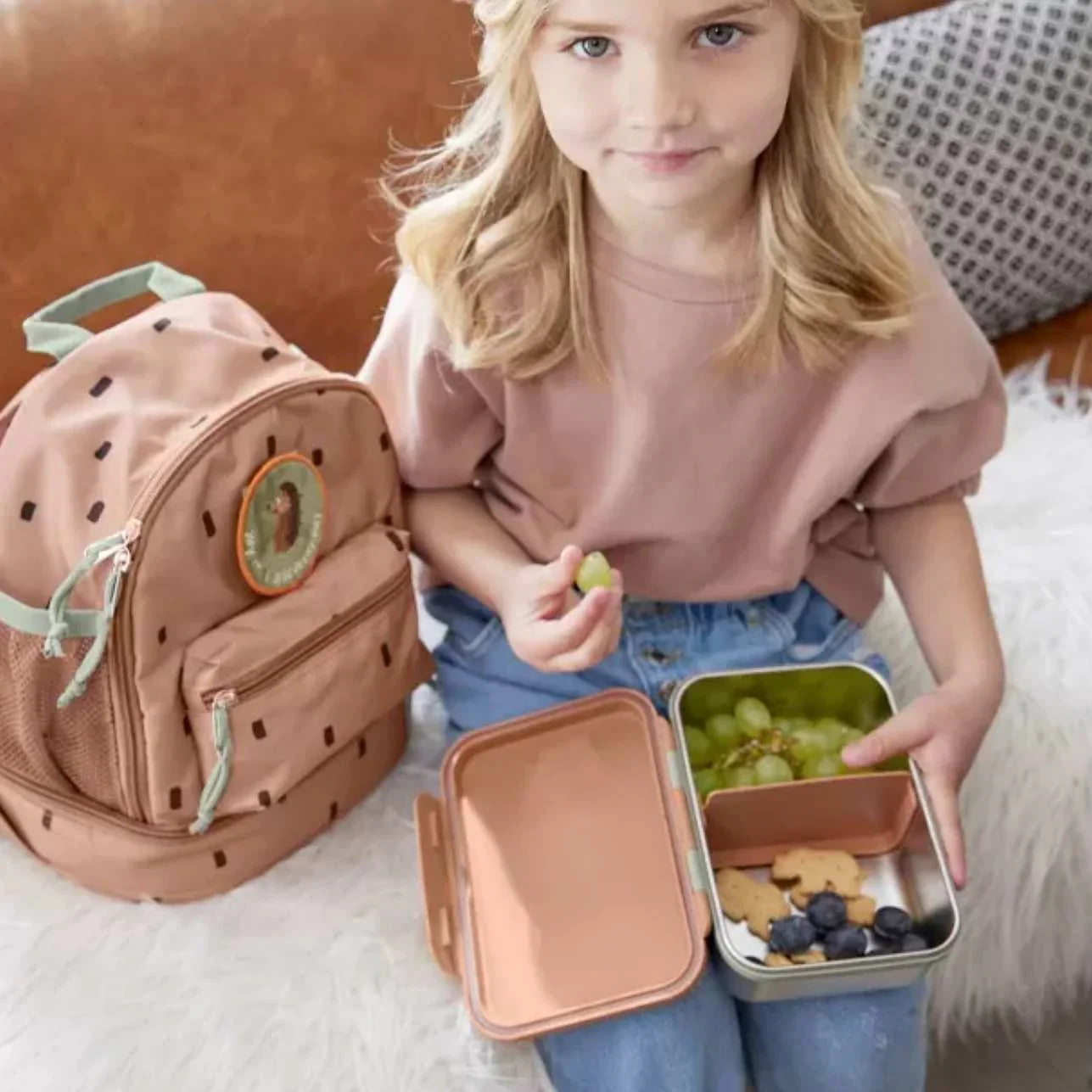 la fiambrera Happy Prints Caramel es la aliada perfecta para llevar comidas saludables y bien organizadas al cole, al parque o de excursión. Su diseño en acero inoxidable 100% la hace resistente, duradera y segura para el uso diario