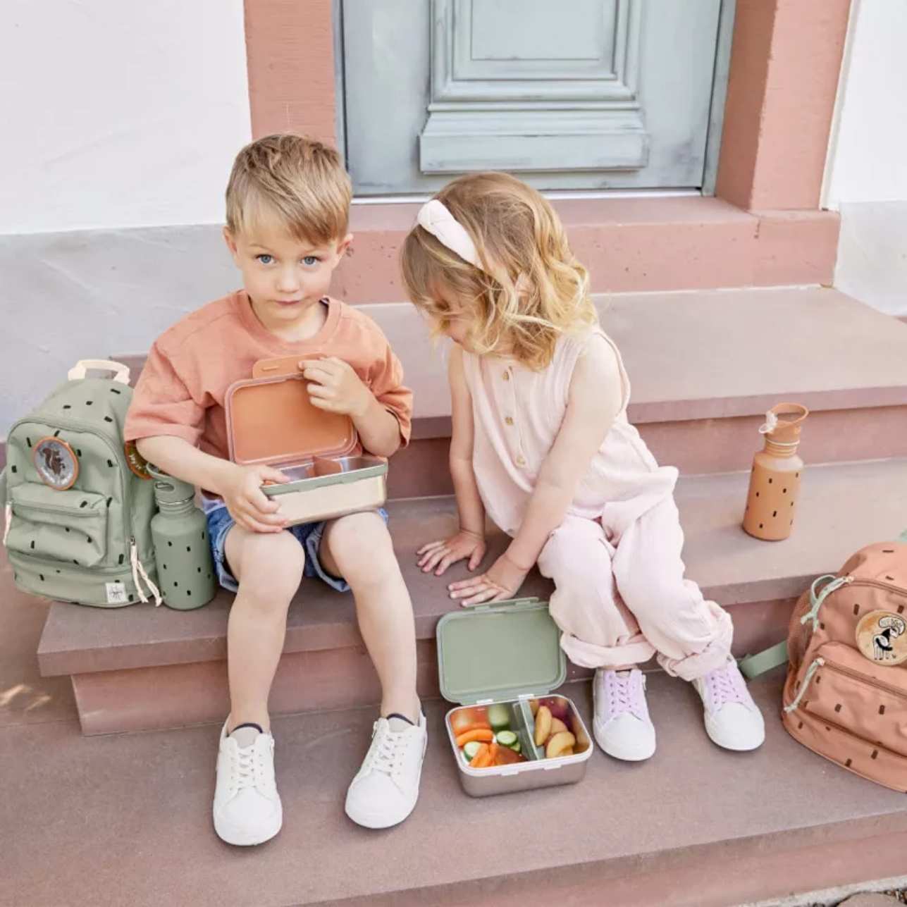 la fiambrera Happy Prints Olive es la aliada perfecta para llevar comidas saludables y bien organizadas al cole, al parque o de excursión. Su diseño en acero inoxidable 100% la hace resistente, duradera y segura para el uso diario