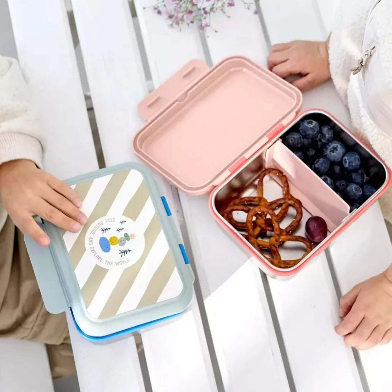 Fiambrera de Acero Inoxidable Sunny Explorer Rosa – Comidas felices para pequeños exploradores
Diseñada para acompañar a los peques en todas sus aventuras, la fiambrera Sunny Explorer Rosa es la aliada perfecta para llevar comidas saludables y bien organizadas al cole, al parque o de excursión. Su diseño en acero inoxidable 100% la hace resistente, duradera y segura para el uso diario, ¡ideal para niños con energía sin fin!