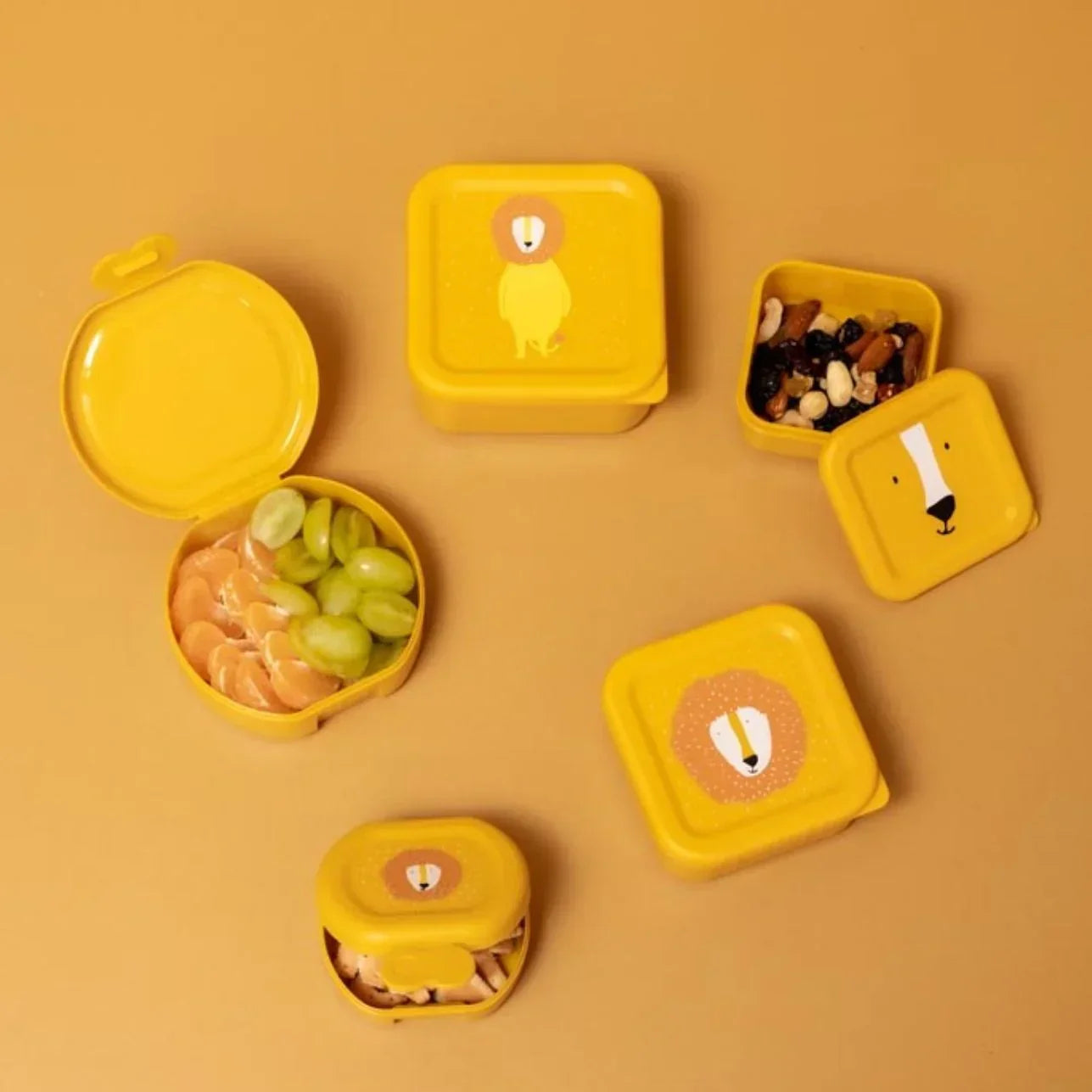 Fiambrera Nido - Mr. Lion! 🦁 Este set de 3 fiambreras apilables está diseñado para hacer la vida más fácil a las familias con peques entre 3 y 10 años: prácticas, resistentes y con un diseño encantador que los niños adorarán.
Cada fiambrera tiene un tamaño diferente para adaptarse a todo tipo de alimentos: desde fruta y frutos secos hasta bocadillos o galletas. Además, encajan una dentro de otra, ocupando el mínimo espacio en la mochila o la despensa. Las tapas son suaves y fáciles de abrir, ideales para