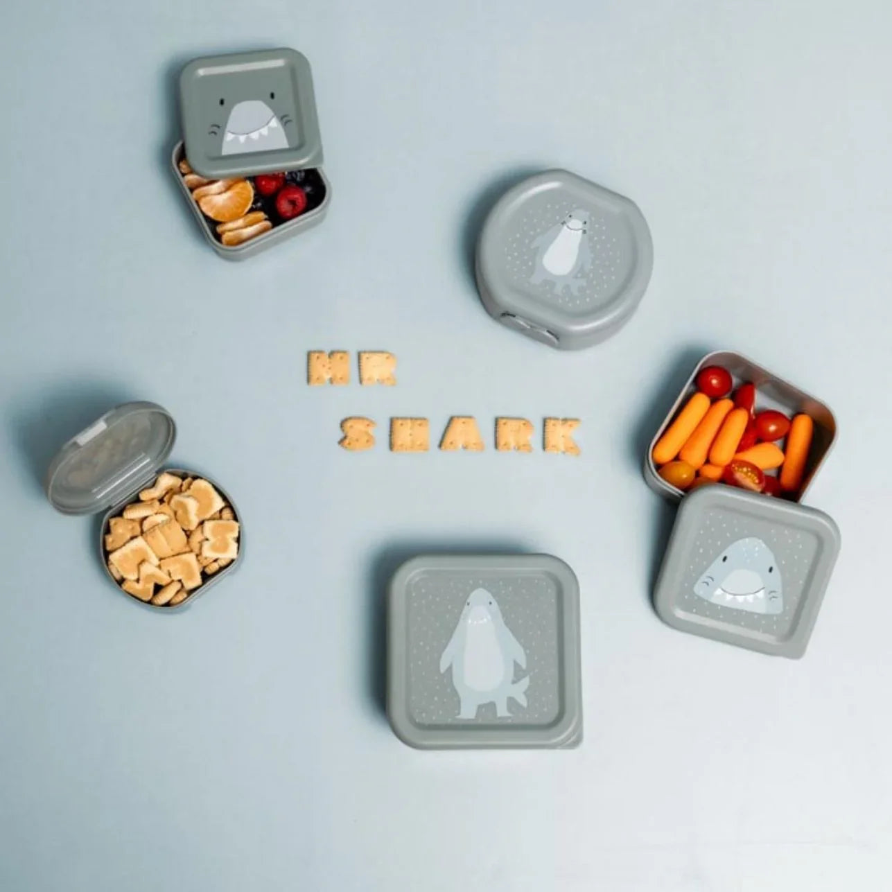 Este pack incluye 3 fiambreras apilables de diferentes tamaños, ideales para llevar bocadillos, frutas o snacks al colegio, de paseo o a la playa, siempre con el estilo más oceánico.
Diseñadas pensando en los más peques, las tapas cuentan con un diseño llamativo de tiburón y se abren fácilmente gracias a su material flexible, perfecto para manitas pequeñas a partir de 3 años. Además, las fiambreras se guardan una dentro de otra, ocupando muy poco espacio.