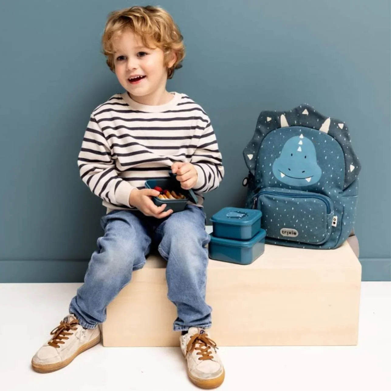 pack incluye 3 fiambreras de distintos tamaños que encajan una dentro de otra, ocupando muy poco espacio y siendo perfectas para llevar en la mochila del cole, en excursiones o en los paseos al parque.
Con un diseño irresistible protagonizado por Mr. Triceratops, cada fiambrera cuenta con tapas fáciles de abrir, pensadas especialmente para las manos pequeñas de los más peques. ¡Y sí! Son aptas para lavavajillas, lo que facilita la limpieza después de cada uso.