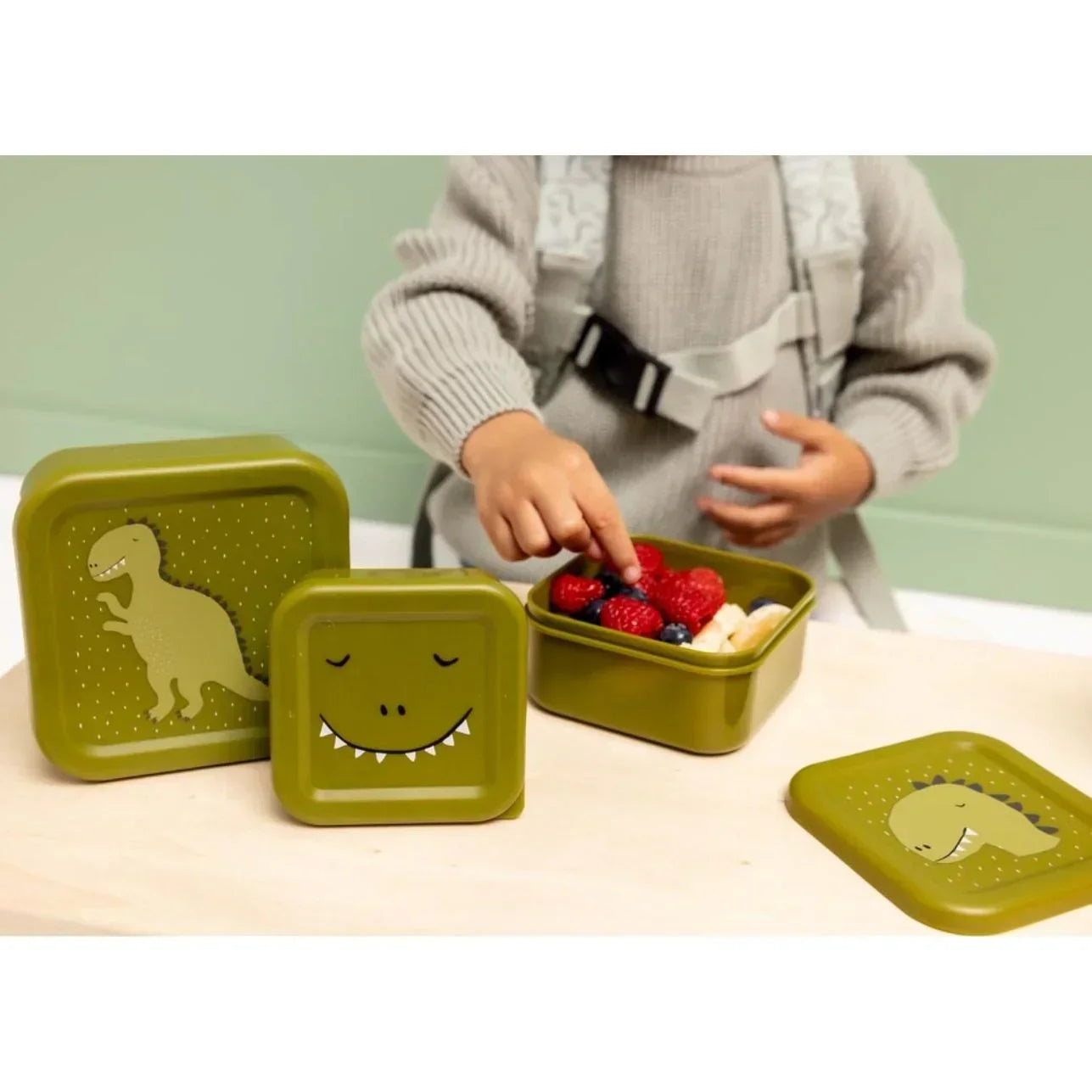 pack de 3 fiambreras apilables es ideal para acompañar a los peques en su día a día: desde el cole hasta el parque o una excursión al campo. Cada una tiene un tamaño diferente y cabe dentro de la otra, lo que las hace súper fáciles de guardar y transportar.