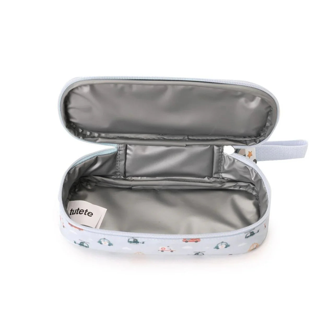 La Funda Almuerzo Térmica de la colección City Cars de Tutete es mucho más que una bolsita bonita: es funcional, segura, personalizable y perfecta para el día a día en el cole.