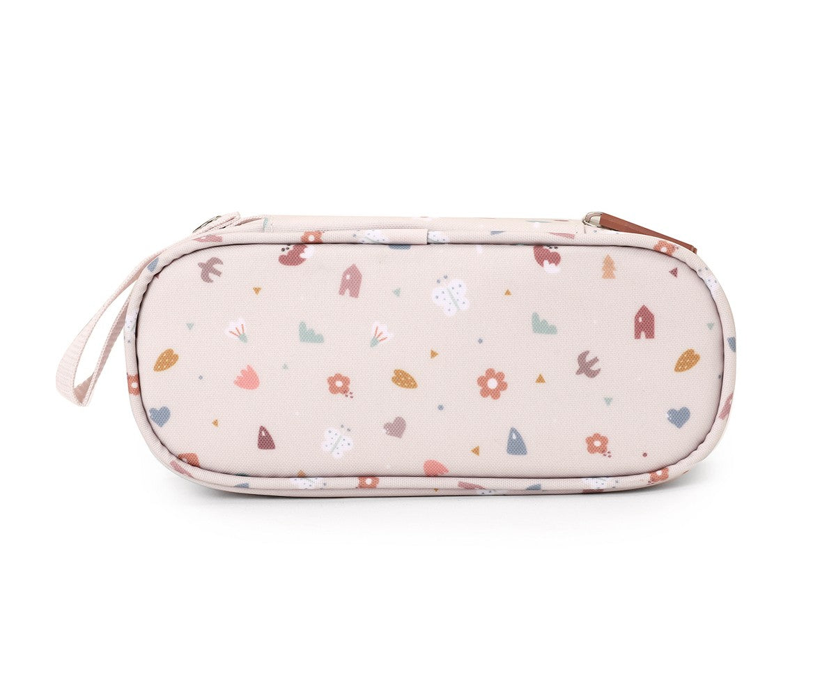 ¡El almuerzo de tu peque, siempre fresco y con estilo!
La Funda Almuerzo Térmica de la colección Geometric Nature de Tutete es mucho más que una bolsita bonita: es funcional, segura, personalizable y perfecta para el día a día en el cole.
Gracias a su interior térmico forrado con material PEVA, mantiene la temperatura de los alimentos durante más tiempo, ideal para bocadillos, fruta o snacks saludables. Compacta pero espaciosa, cabe lo justo para que tu peque meriende feliz sin cargar con peso extra.