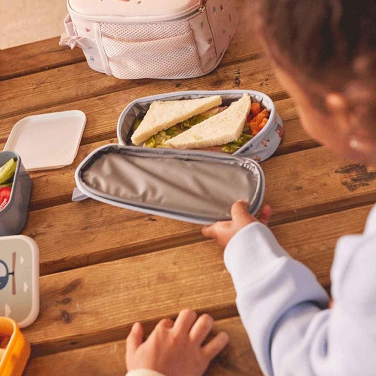 ¡El almuerzo de tu peque, siempre fresco y con estilo!
La Funda Almuerzo Térmica de la colección Geometric Nature de Tutete es mucho más que una bolsita bonita: es funcional, segura, personalizable y perfecta para el día a día en el cole.
Gracias a su interior térmico forrado con material PEVA, mantiene la temperatura de los alimentos durante más tiempo, ideal para bocadillos, fruta o snacks saludables. Compacta pero espaciosa, cabe lo justo para que tu peque meriende feliz sin cargar con peso extra.