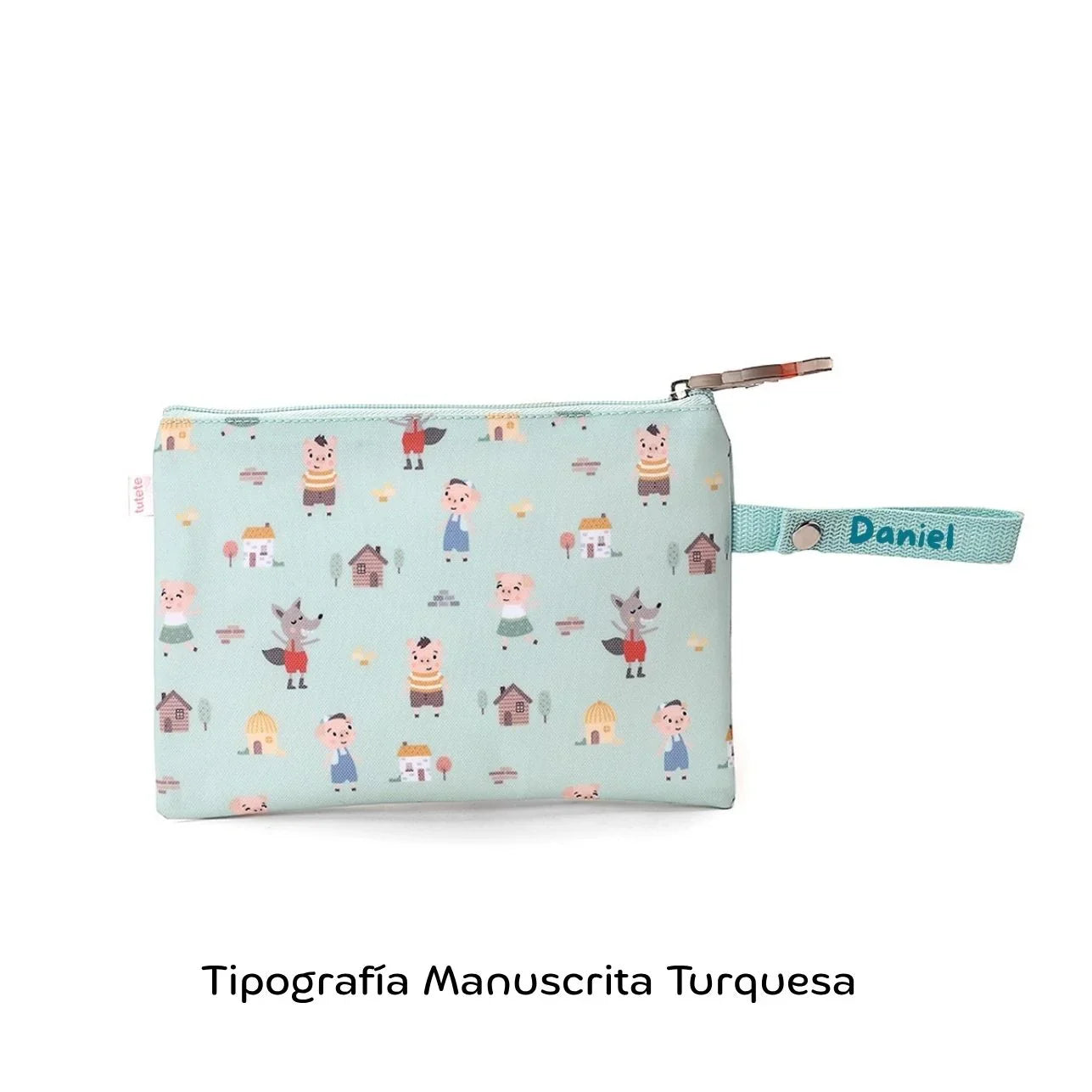 la funda para bocadillo Impermeable Los tres cerditos Personalizable de Tutete es justo lo que necesitas.
Bolsita de interior impermeable para llevar el bocadillo o fruta al colegio y no usar papel de aluminio ni bolsas de plástico que tanto contaminan. Una opción ecológica y muy divertida para proteger el medio ambiente.