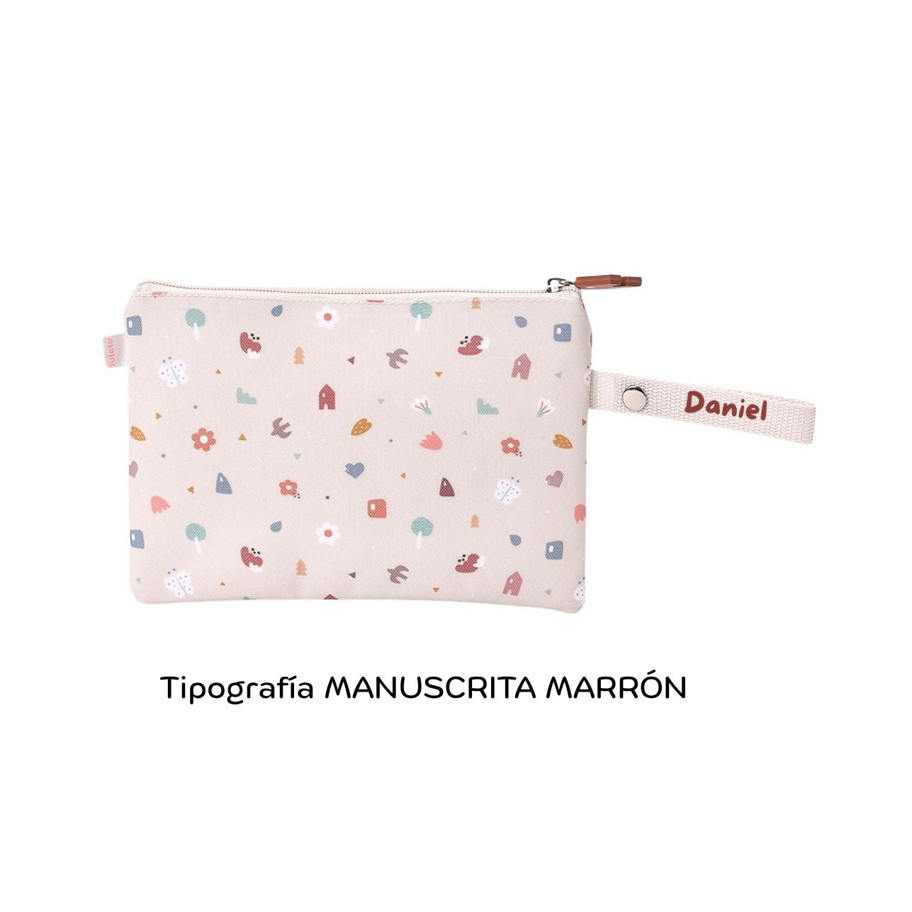 ¡No busques más! Si necesitas una bolsita pequeña resistente y personalizable para el almuerzo de tu pequeño, la funda para bocadillo Impermeable GEOMETRIC NATURE Personalizable de Tutete es justo lo que necesitas.
Bolsita de interior impermeable para llevar el bocadillo o fruta al colegio y no usar papel de aluminio ni bolsas de plástico que tanto contaminan. Una opción ecológica y muy divertida para proteger el medio ambiente.