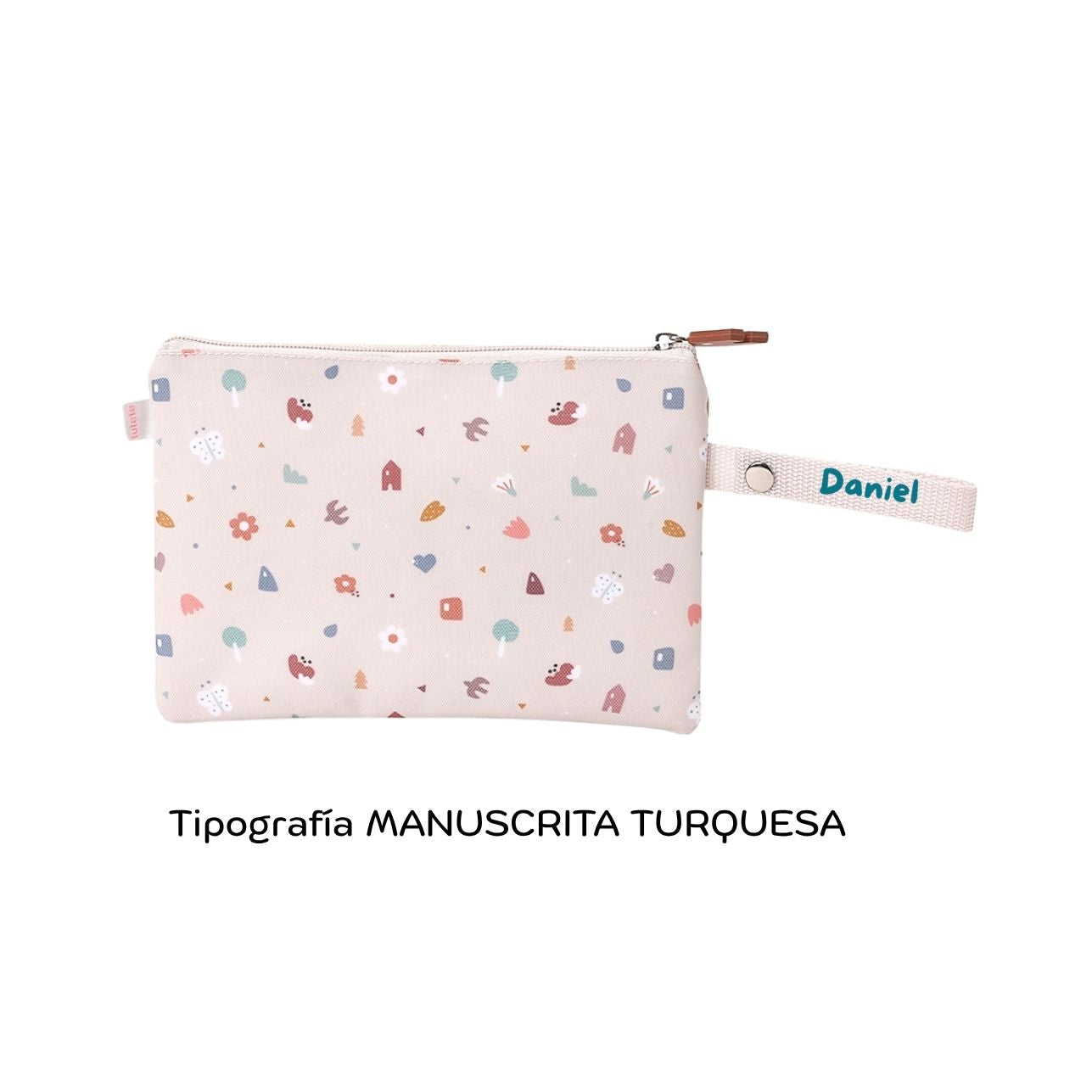 ¡No busques más! Si necesitas una bolsita pequeña resistente y personalizable para el almuerzo de tu pequeño, la funda para bocadillo Impermeable GEOMETRIC NATURE Personalizable de Tutete es justo lo que necesitas.
Bolsita de interior impermeable para llevar el bocadillo o fruta al colegio y no usar papel de aluminio ni bolsas de plástico que tanto contaminan. Una opción ecológica y muy divertida para proteger el medio ambiente.