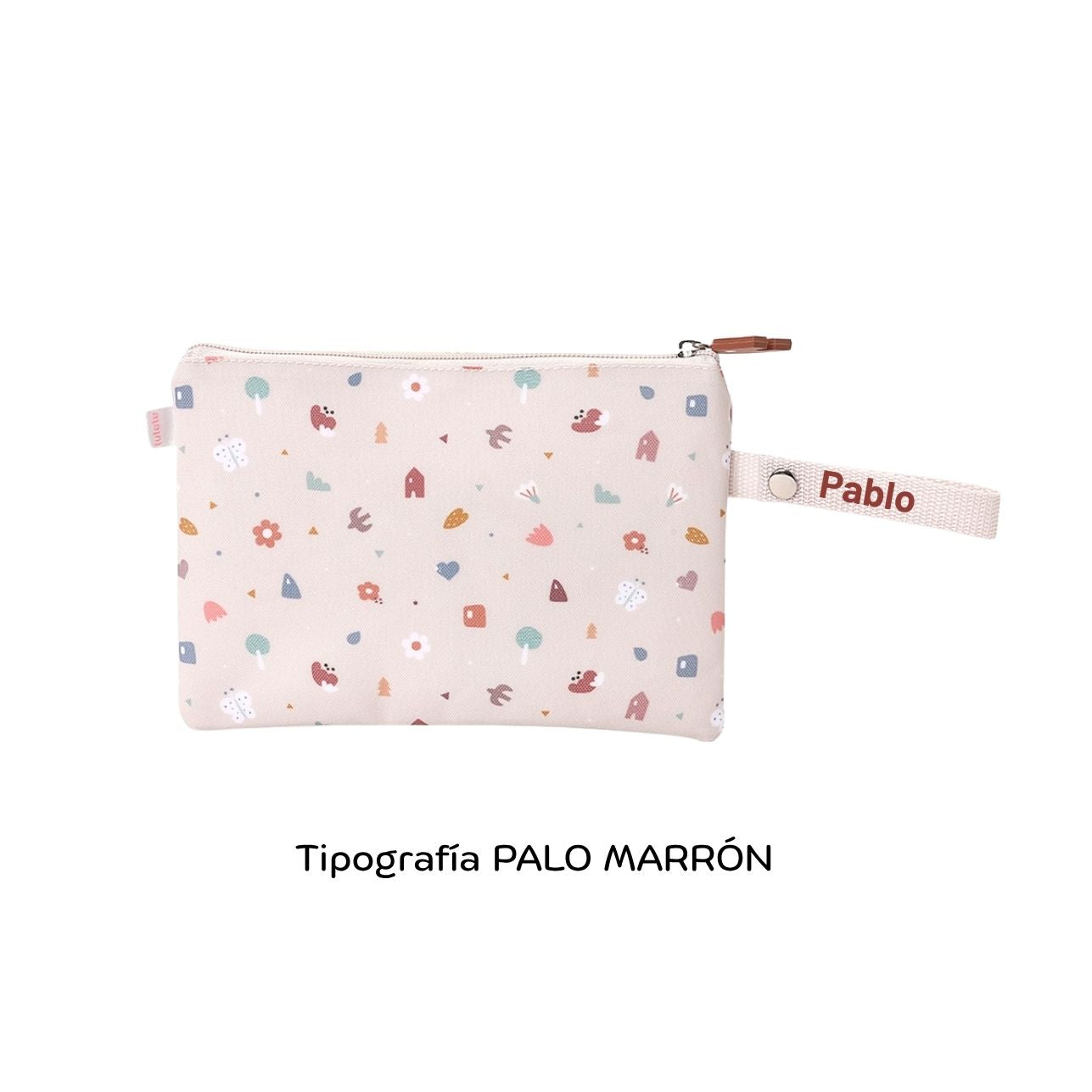 ¡No busques más! Si necesitas una bolsita pequeña resistente y personalizable para el almuerzo de tu pequeño, la funda para bocadillo Impermeable GEOMETRIC NATURE Personalizable de Tutete es justo lo que necesitas.
Bolsita de interior impermeable para llevar el bocadillo o fruta al colegio y no usar papel de aluminio ni bolsas de plástico que tanto contaminan. Una opción ecológica y muy divertida para proteger el medio ambiente.