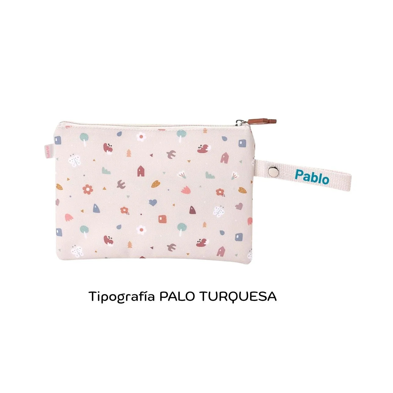 ¡No busques más! Si necesitas una bolsita pequeña resistente y personalizable para el almuerzo de tu pequeño, la funda para bocadillo Impermeable GEOMETRIC NATURE Personalizable de Tutete es justo lo que necesitas.
Bolsita de interior impermeable para llevar el bocadillo o fruta al colegio y no usar papel de aluminio ni bolsas de plástico que tanto contaminan. Una opción ecológica y muy divertida para proteger el medio ambiente.
