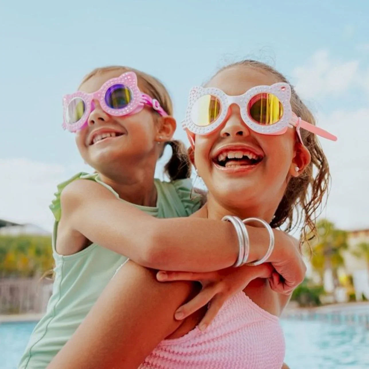 Diseñadas para peques a partir de 6 años, estas gafas no solo protegen los ojos, ¡también roban sonrisas! Su diseño alegre con detalles super salvajes las convierte en el complemento ideal para disfrutar en la piscina, la playa o en las clases de natación.
Fabricadas con 100% silicona hipoalergénica, sin látex y con una cinta suave ajustable, se adaptan cómodamente sin apretar. Las lentes cuentan con protección UV y tratamiento antivaho, asegurando una visión clara y segura bajo el agua.