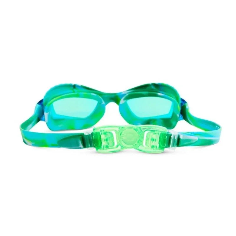 Conviértelo en el accesorio favorito del verano con las gafas de natación Bling2o Gafas de natación EXPLORE-BLUE SPLASH. Diseñadas para peques a partir de 6 años, estas gafas no solo protegen los ojos, ¡también roban sonrisas! Su diseño alegre con detalles super salvajes las convierte en el complemento ideal para disfrutar en la piscina, la playa o en las clases de natación.