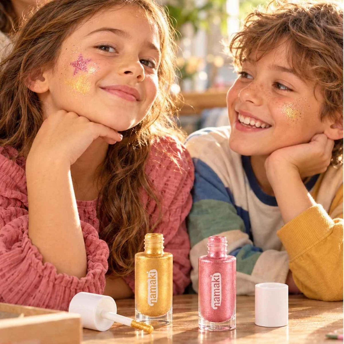 Compra el Gel Glitter Rosa de Namaki para niños. Purpurina ecológica y segura para rostro y cuerpo, fácil de aplicar y de retirar con agua y jabón. ¡Brillo mágico sin tóxicos!