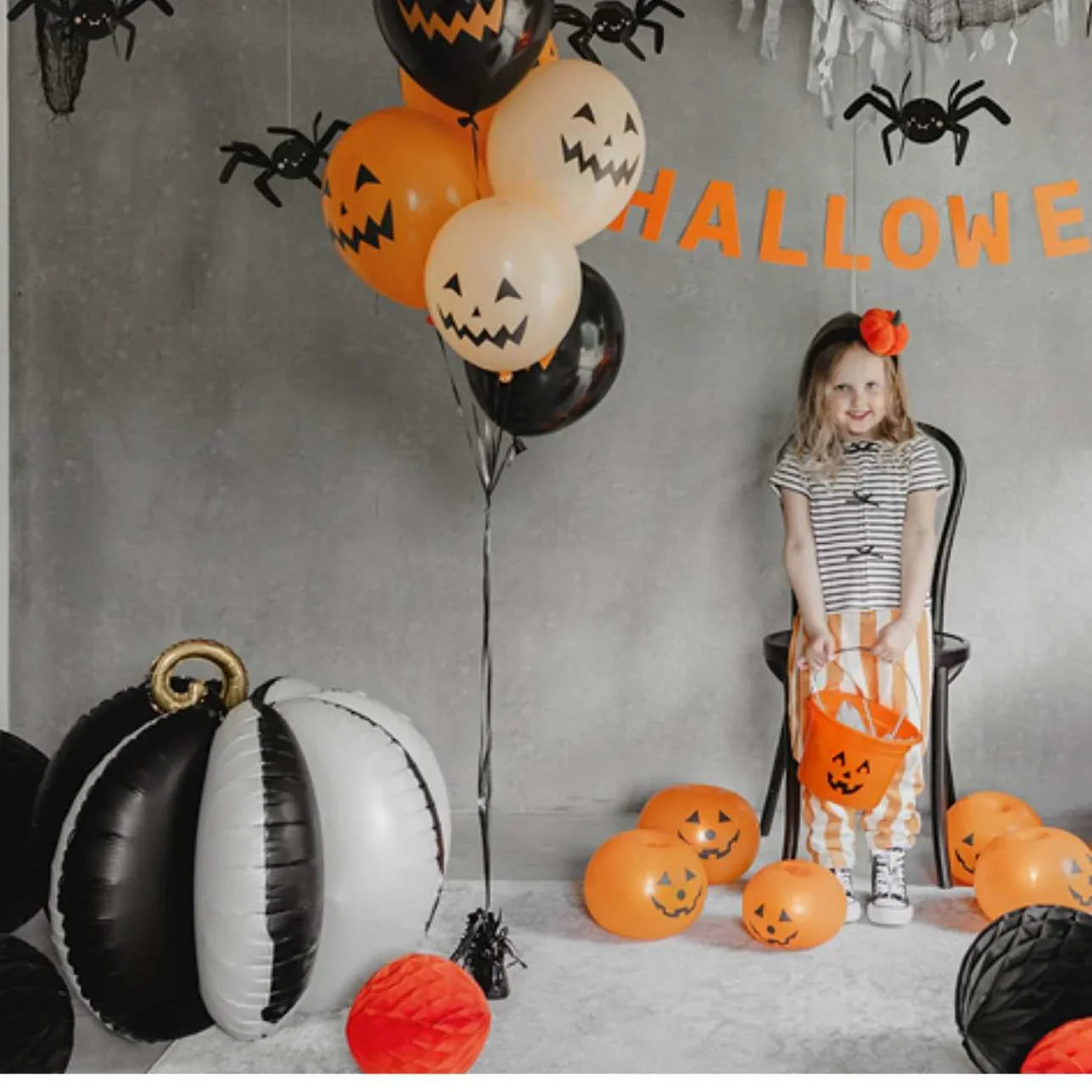 🎃 Globo de Foil 3D Calabaza – 58 x 58 cm
Incluye: 8 elementos inflables, 4 clips de cierre, pegatinas de gel y 1 pajita para inflado
Medidas aproximadas tras el inflado: 58 x 58 cm
Colores: Negro y crema con tallo dorado
Material: Foil de alta calidad
Inflado: Con aire (no necesita helio)