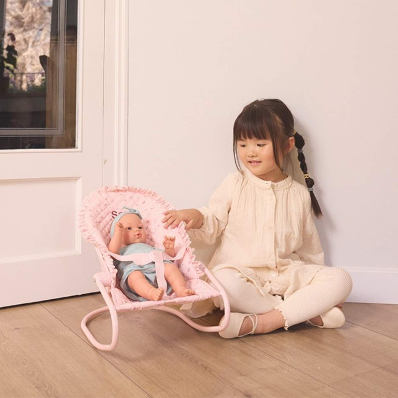 Hamaca para Muñecas Flowers – Monnëka 🌸
Edad recomendada: A partir de 3 años
Medidas: 42 x 29 x 25 cm
Compatible con: Muñecos de hasta 45 cm
Incluye: 1 hamaca plegable