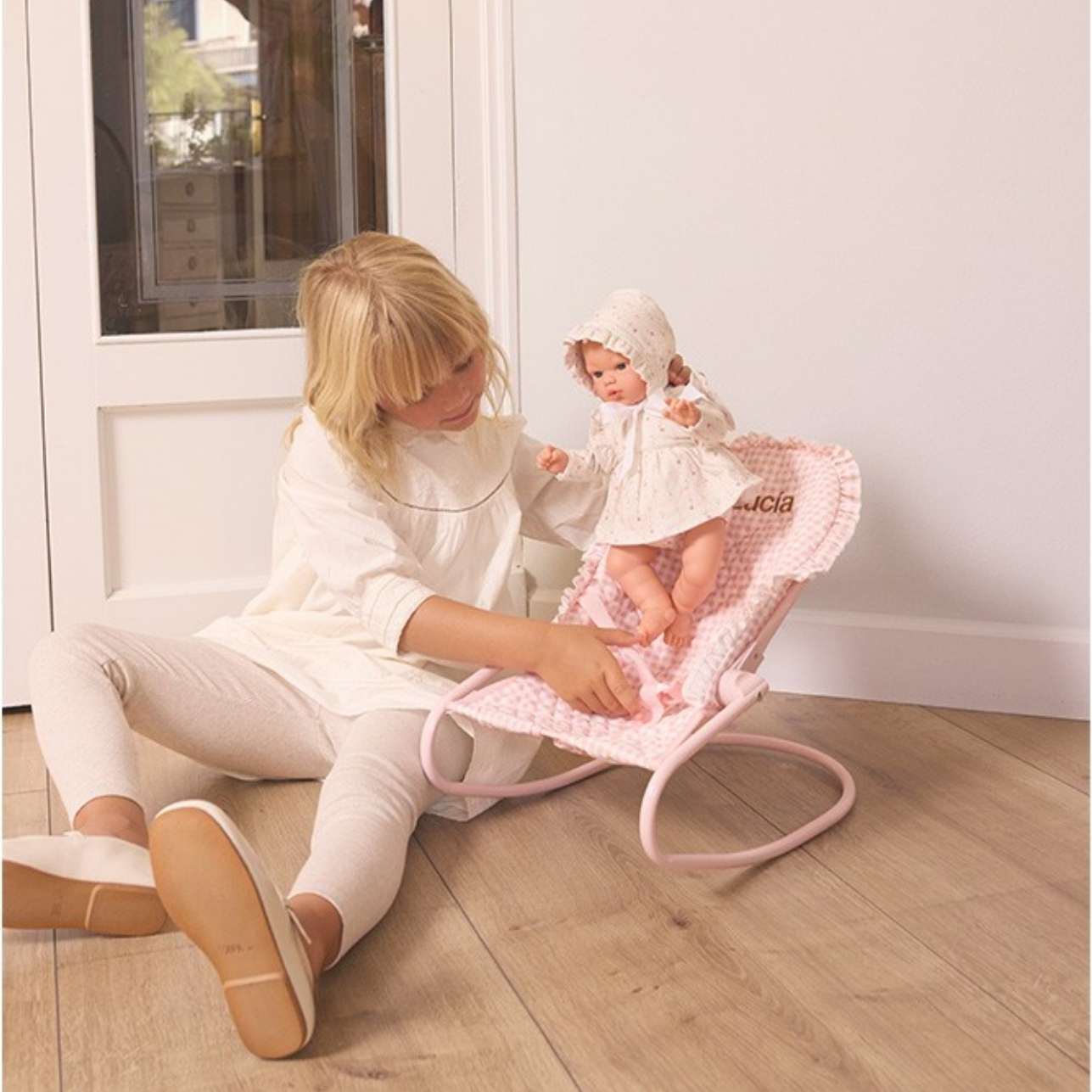Hamaca para Muñecas Vichy – Monnëka 🌸
Edad recomendada: A partir de 3 años
Medidas: 42 x 29 x 25 cm
Compatible con: Muñecos de hasta 45 cm
Incluye: 1 hamaca plegable