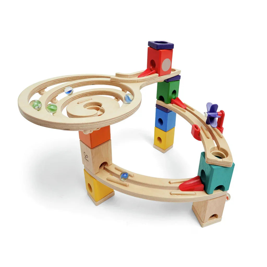 Los niños y niñas pueden crear y experimentar con diferentes pistas, rampas y obstáculos. Esta experiencia de juego abierta anima a los peques a pensar con originalidad e inventar soluciones innovadoras.