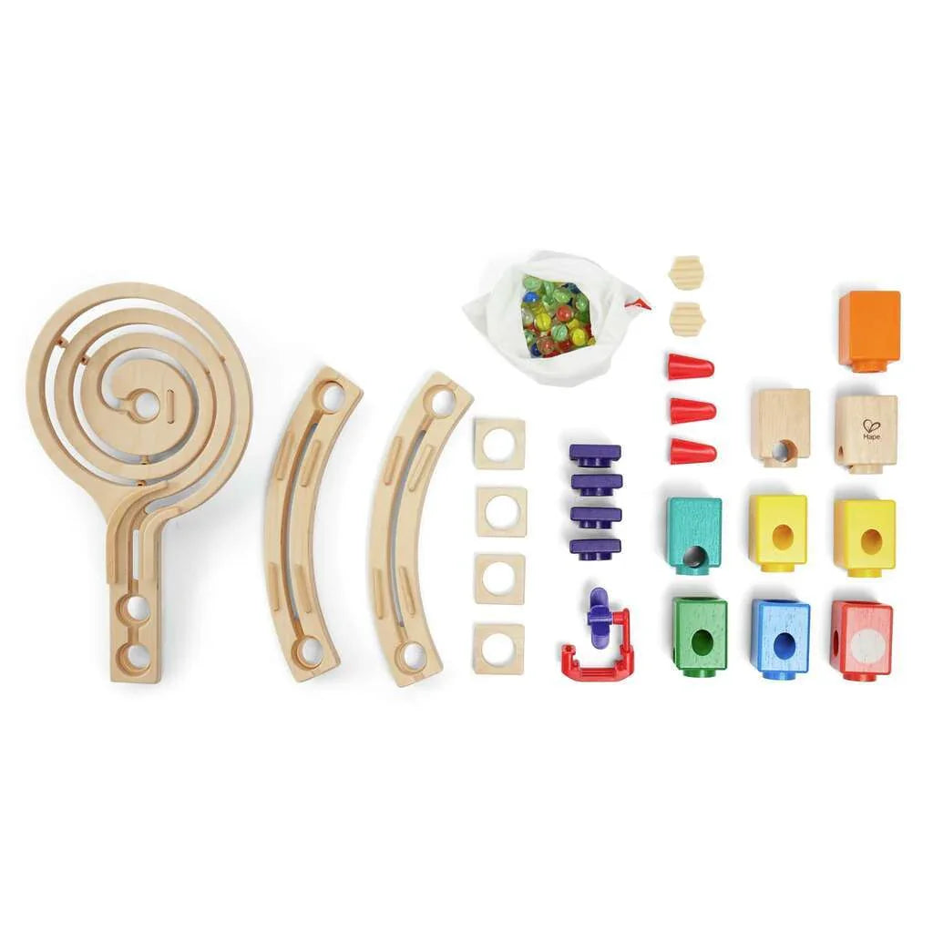 Los niños y niñas pueden crear y experimentar con diferentes pistas, rampas y obstáculos. Esta experiencia de juego abierta anima a los peques a pensar con originalidad e inventar soluciones innovadoras.