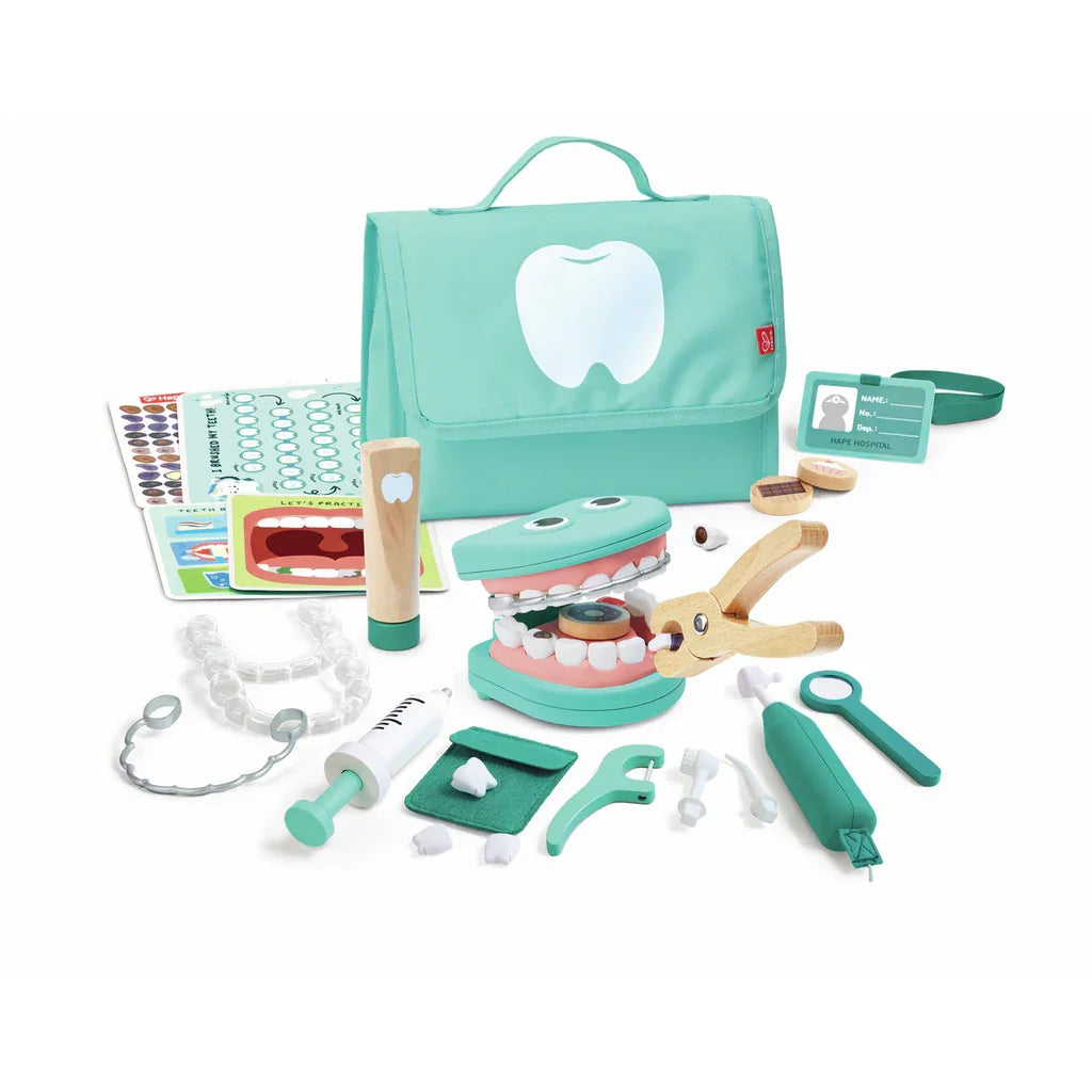 Haz que el cuidado dental sea divertido con el set de clínica dental Super Smile. Repleto de herramientas realistas como un cepillo de dientes vibrador, hilo dental y dientes de juguete, este set permite a los niños jugar a ser dentistas mientras aprenden sobre higiene bucal. Con atractivos accesorios y tarjetas de actividades, es perfecto para desarrollar las habilidades motoras, la creatividad y los hábitos saludables.