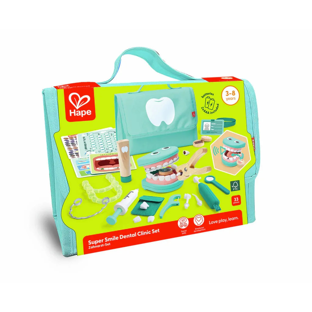 Haz que el cuidado dental sea divertido con el set de clínica dental Super Smile. Repleto de herramientas realistas como un cepillo de dientes vibrador, hilo dental y dientes de juguete, este set permite a los niños jugar a ser dentistas mientras aprenden sobre higiene bucal. Con atractivos accesorios y tarjetas de actividades, es perfecto para desarrollar las habilidades motoras, la creatividad y los hábitos saludables.