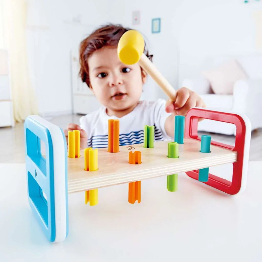 Qué divertido es golpear las piezas de este picafuerte clásico! A medida que los peques golpean, las piezas irán cayendo por su correspondiente agujero, hasta que estén todas fuera y tengan que volver a empezar. Garantiza infinidad de horas de entretenimiento. Ayuda a desarrollar la coordinación mano-ojo, a la vez que se aprende los colores.