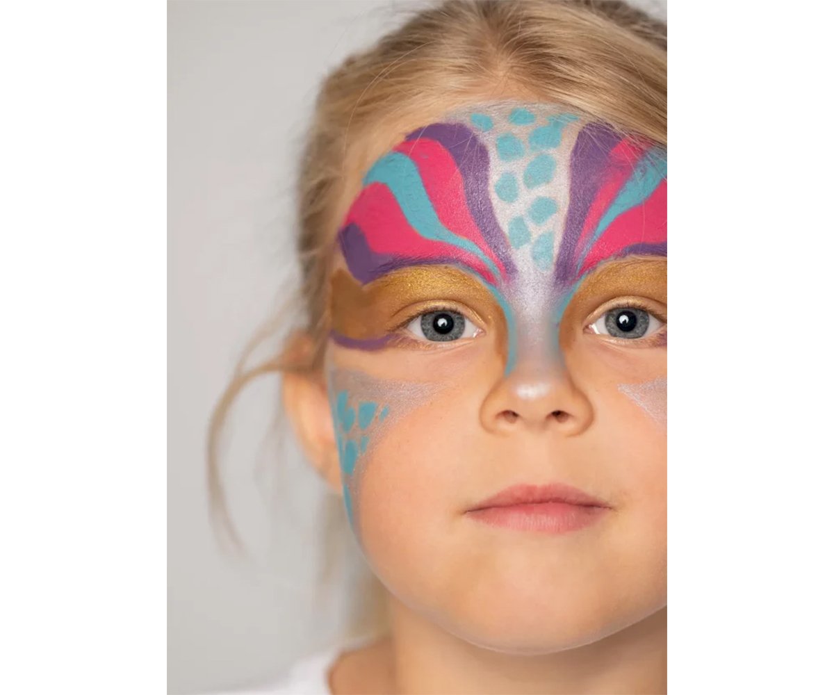 Pack de 6 Lápices de Maquillaje Magical world – Namaki
Edad recomendada: A partir de 3 años
Medidas: 1,5 x 8 x 13 cm
Contenido: 6 lápices (rosa, fu día, morado, azul, dorado y plateado)