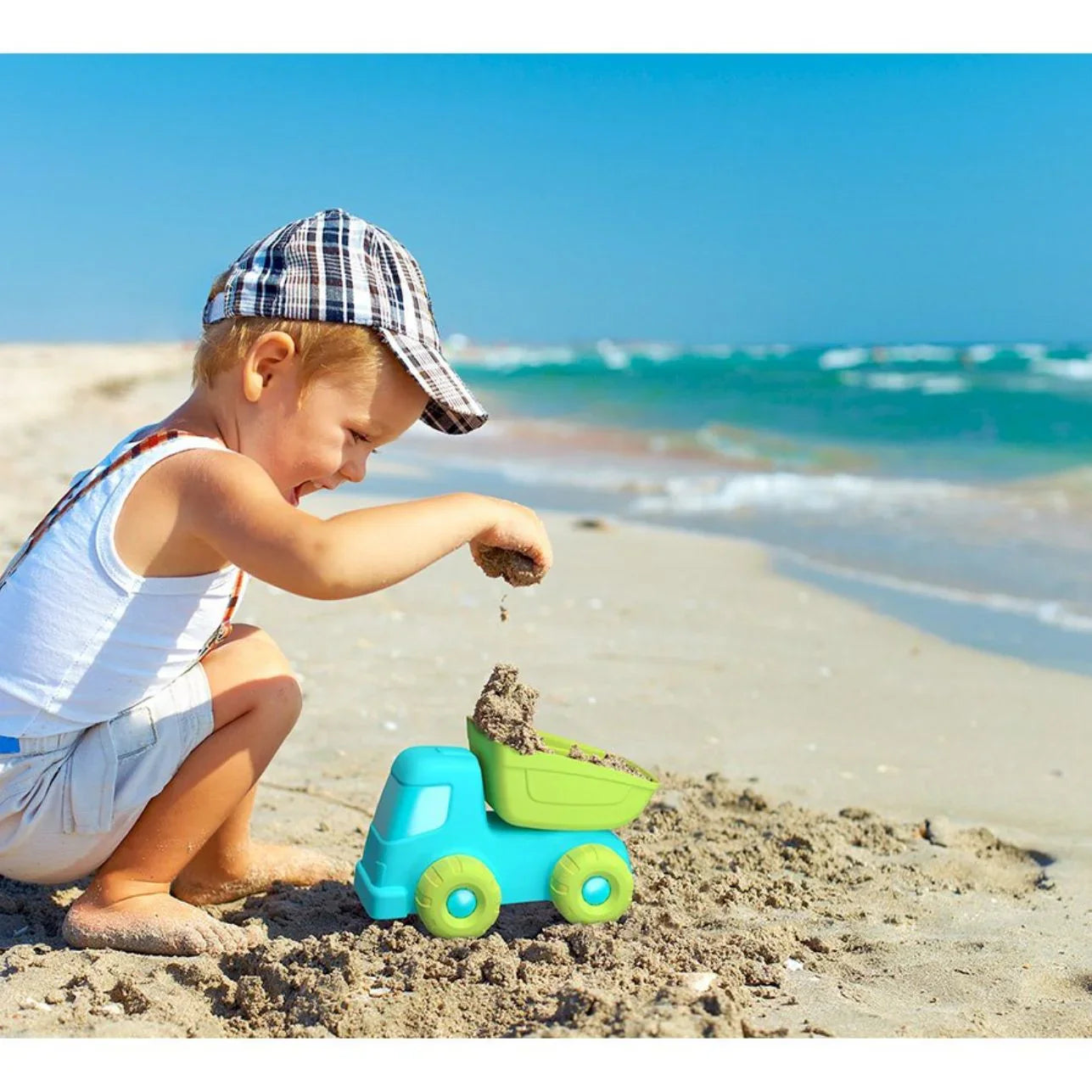 robusto camión volquete de Bibio Toys convierte la arena, la tierra o incluso la nieve en auténticos materiales de construcción. Su caja basculante permite cargar y descargar con un simple gesto, animando a los peques a cavar, transportar y crear sin fin.
Fabricado en HDPE 100 % reciclable, libre de BPA, látex y ftalatos, ofrece un juego seguro y sostenible desde los 18 meses. No tiene bordes afilados ni piezas pequeñas: solo curvas suaves y ruedas anchas listas para cualquier terreno. Su tamaño (21 × 15 ×