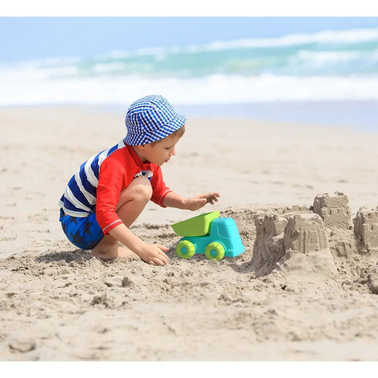robusto camión volquete de Bibio Toys convierte la arena, la tierra o incluso la nieve en auténticos materiales de construcción. Su caja basculante permite cargar y descargar con un simple gesto, animando a los peques a cavar, transportar y crear sin fin.
Fabricado en HDPE 100 % reciclable, libre de BPA, látex y ftalatos, ofrece un juego seguro y sostenible desde los 18 meses. No tiene bordes afilados ni piezas pequeñas: solo curvas suaves y ruedas anchas listas para cualquier terreno. Su tamaño (21 × 15 ×