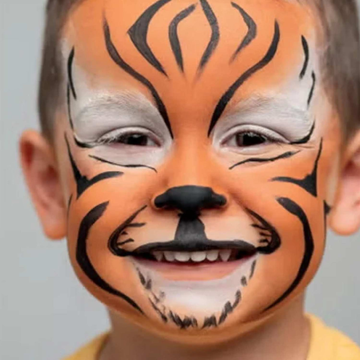 Kit de Pintura Facial TIGRE de Namaki. Diseñado especialmente para los más pequeños, este set de maquillaje ecológico para niños combina colores intensos de origen mineral con una textura cremosa respetuosa con la piel sensible.