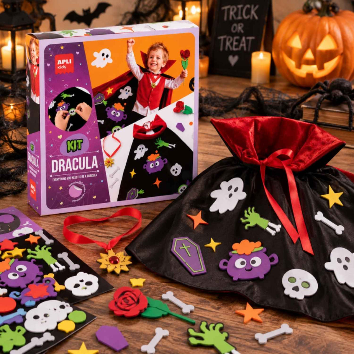 Compra el kit creativo para crear tu disfraz de Drácula. Manualidad infantil de espuma autoadhesiva sin pegamento para Halloween. ¡A partir de 5 años!