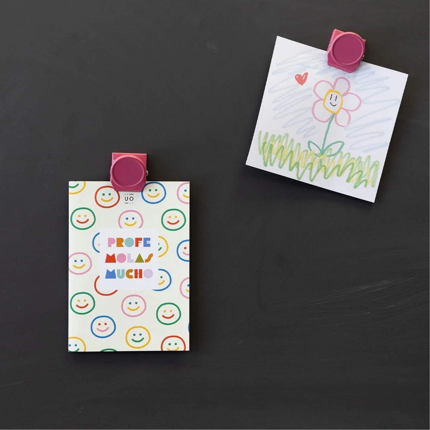 Postal "Profe molas mucho" con sobre de color incluido. Tamaño A6 (105x148 mm). El detalle perfecto para que los alumnos escriban un mensaje de agradecimiento a sus profesores.