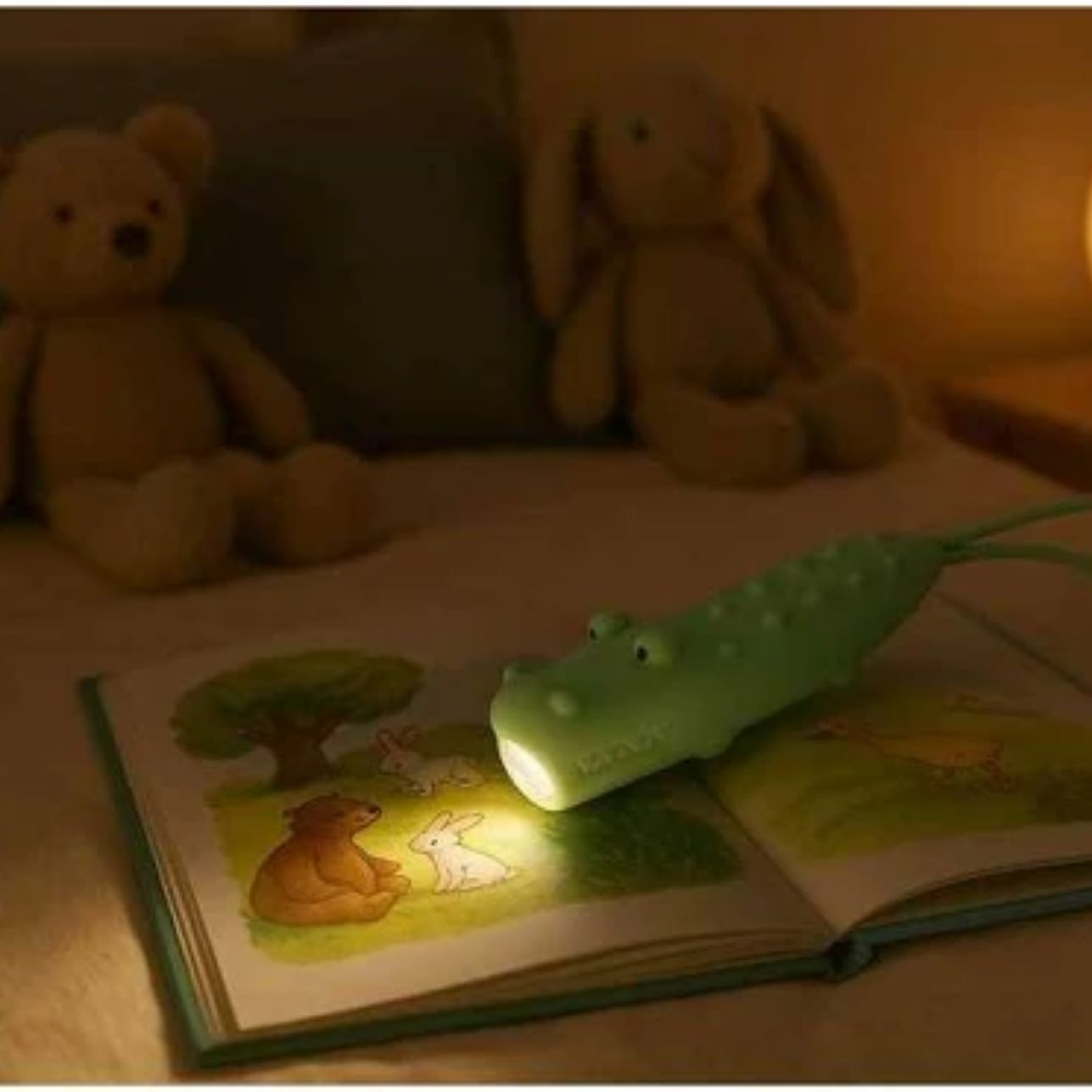 Linterna Little L COCODRILO – Luz suave y compañera de aventuras 🌟
Edad recomendada: A partir de 3 años
Incluye: 1 linterna recargable con correa
Medidas aproximadas: Adaptada a manos pequeñas
Alimentación: Recargable vía USB-C (cable incluido)