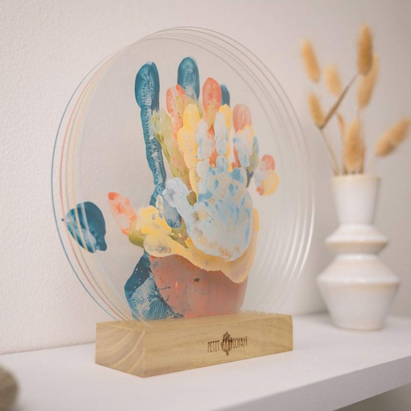 Reserva el Marco de Huellas de Familia de Petit Artichaut en Mano de Santa. Incluye paneles de plexiglás y pinturas para crear una obra única. Envío a partir del 2 de marzo.