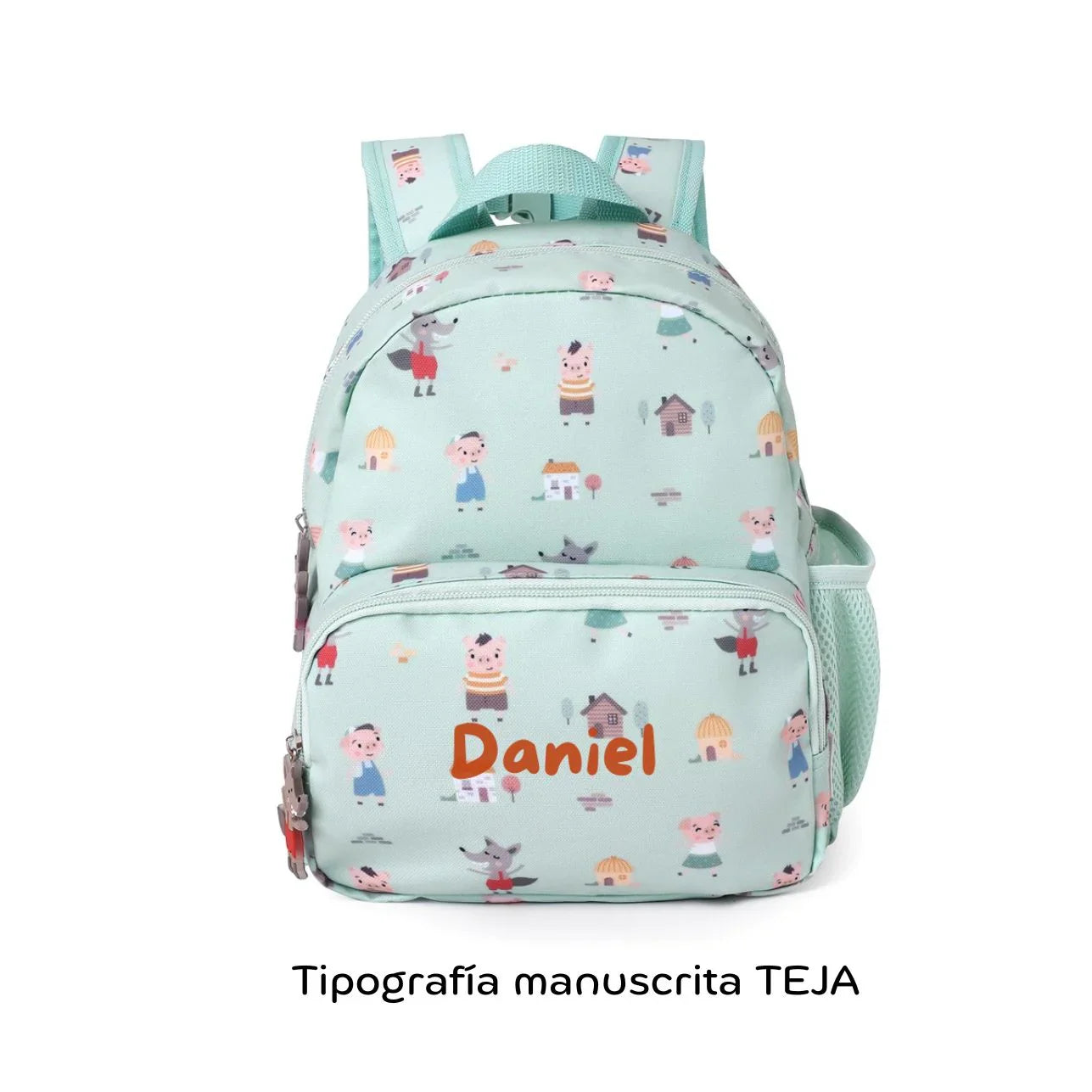 ¡La Mochila Infantil three little Pigs, los tres cerditos, Personalizable de tutete es perfecta para esos pequeños aventureros en su regreso a clases! esta mochila es un must-have para llevar a la escuela. 