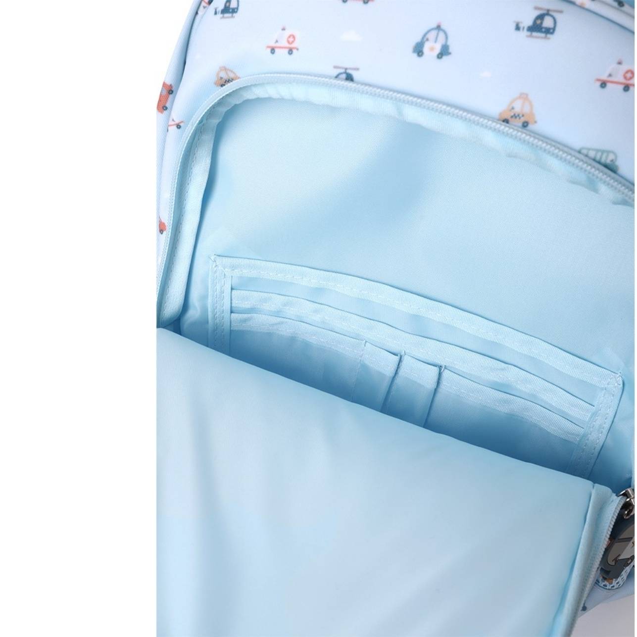 La Mochila Primaria City cars de Tutete está pensada para acompañar a los peques de 5 a 10 años en su día a día escolar, combinando funcionalidad, diseño y comodidad. Perfecta para la primaria o los últimos cursos de infantil, ofrece espacio extra para todo lo que necesitan sin sacrificar ligereza.