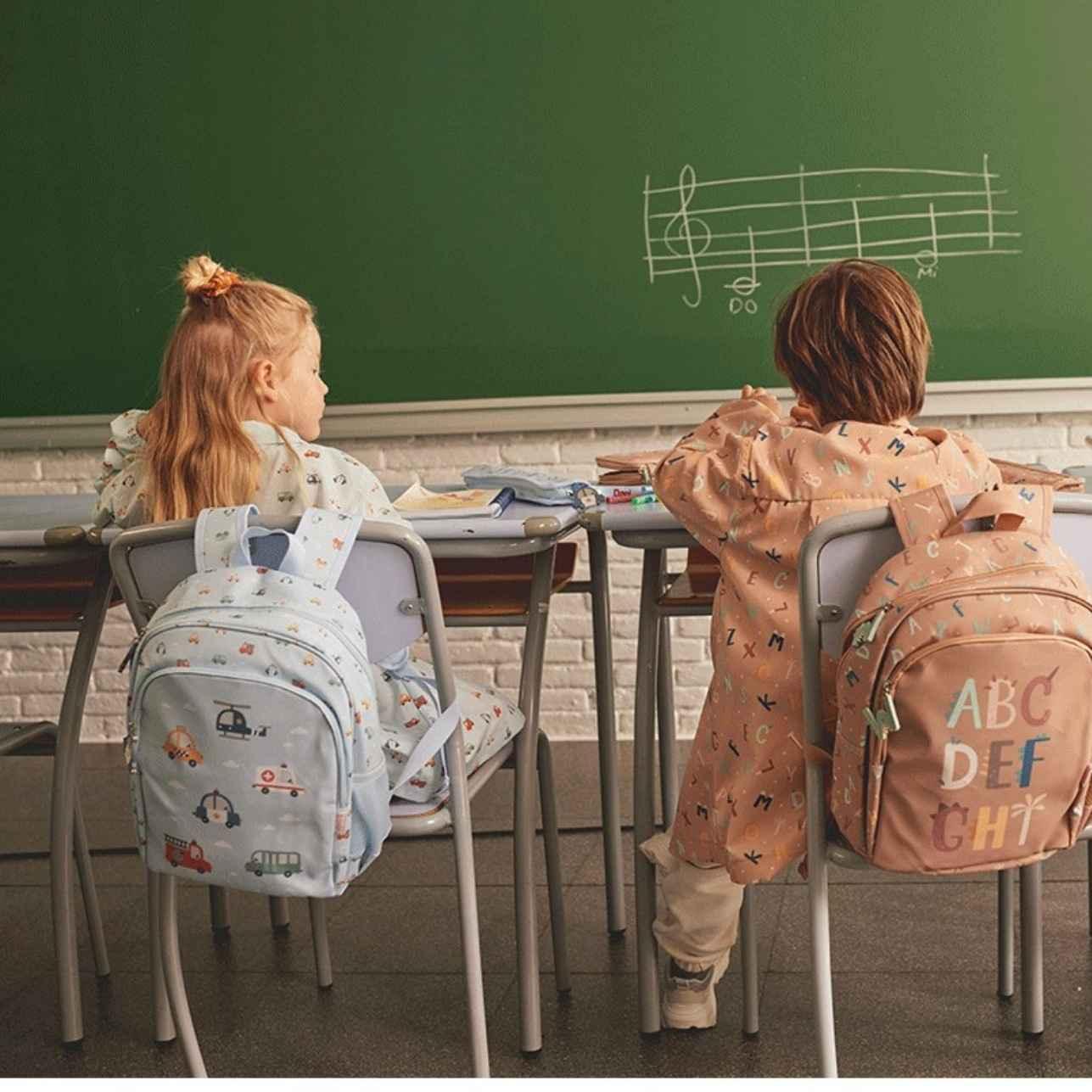 La Mochila Primaria City cars de Tutete está pensada para acompañar a los peques de 5 a 10 años en su día a día escolar, combinando funcionalidad, diseño y comodidad. Perfecta para la primaria o los últimos cursos de infantil, ofrece espacio extra para todo lo que necesitan sin sacrificar ligereza.