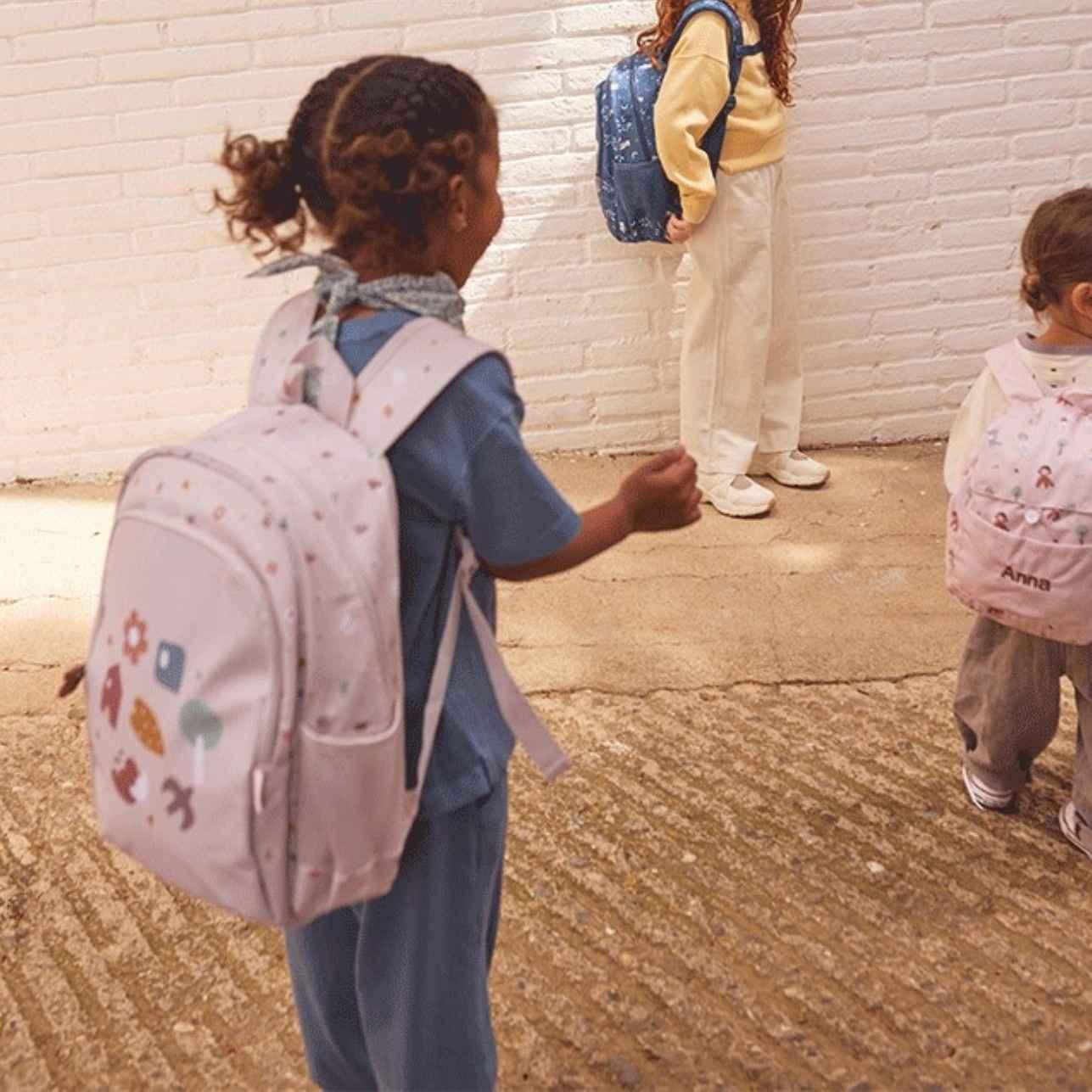 La Mochila Primaria Geometric Nature de Tutete está pensada para acompañar a los peques de 5 a 10 años en su día a día escolar, combinando funcionalidad, diseño y comodidad. Perfecta para la primaria o los últimos cursos de infantil, ofrece espacio extra para todo lo que necesitan sin sacrificar ligereza.