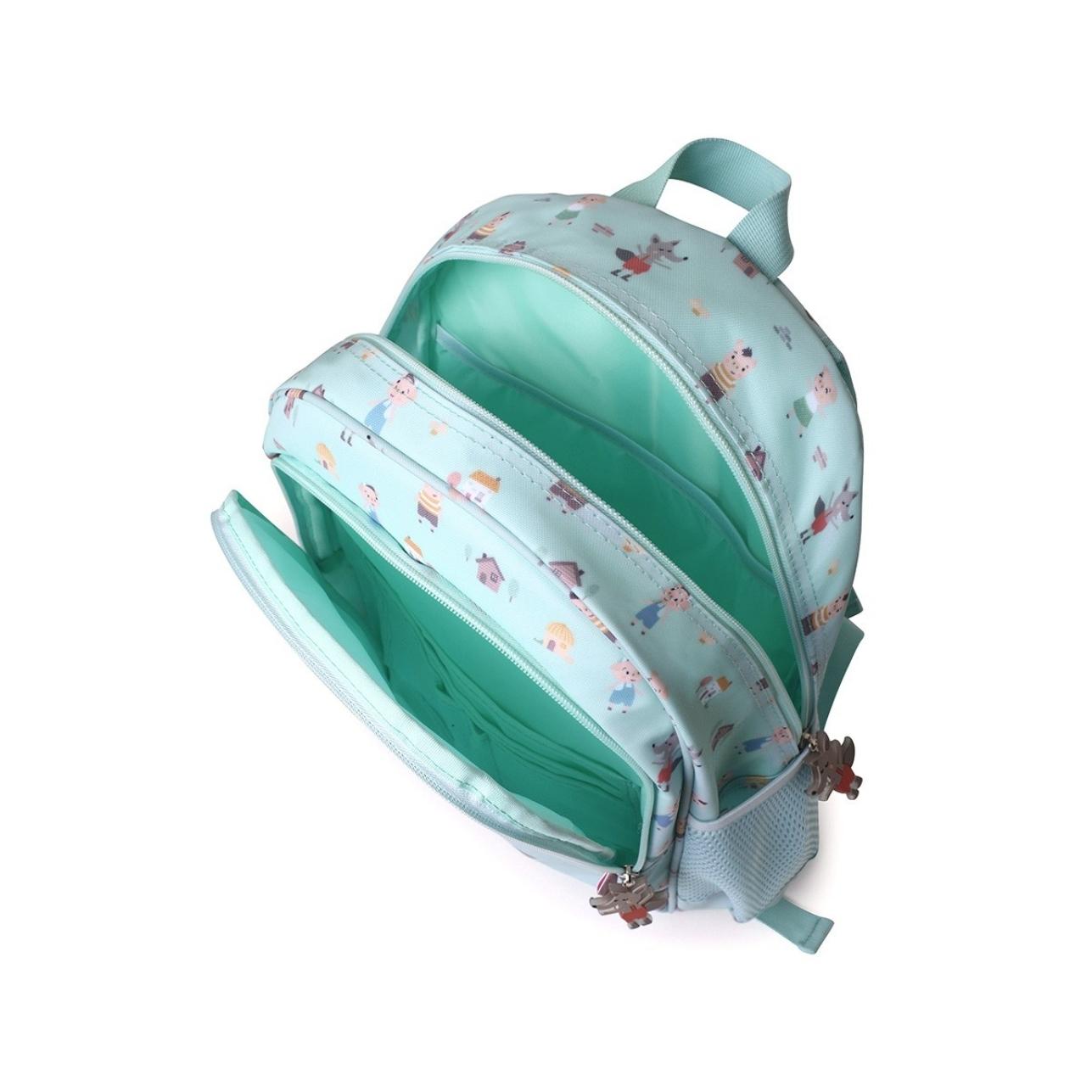La Mochila Primaria Tres cerditos de Tutete está pensada para acompañar a los peques de 5 a 10 años en su día a día escolar, combinando funcionalidad, diseño y comodidad. Perfecta para la primaria o los últimos cursos de infantil, ofrece espacio extra para todo lo que necesitan sin sacrificar ligereza.