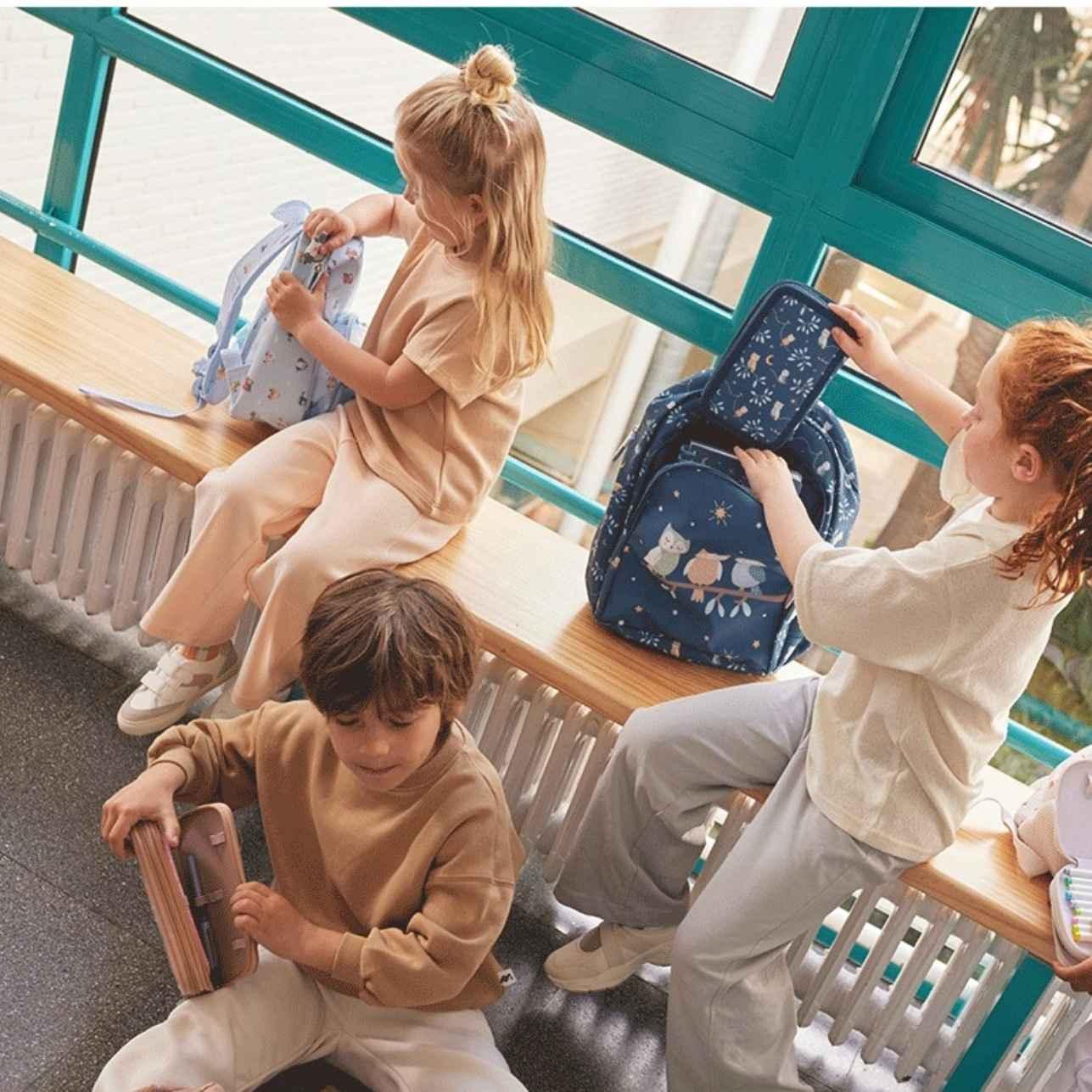 La Mochila Primaria Tres cerditos de Tutete está pensada para acompañar a los peques de 5 a 10 años en su día a día escolar, combinando funcionalidad, diseño y comodidad. Perfecta para la primaria o los últimos cursos de infantil, ofrece espacio extra para todo lo que necesitan sin sacrificar ligereza.