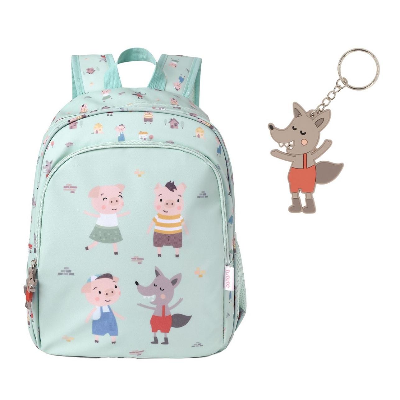 La Mochila Primaria Tres cerditos de Tutete está pensada para acompañar a los peques de 5 a 10 años en su día a día escolar, combinando funcionalidad, diseño y comodidad. Perfecta para la primaria o los últimos cursos de infantil, ofrece espacio extra para todo lo que necesitan sin sacrificar ligereza.