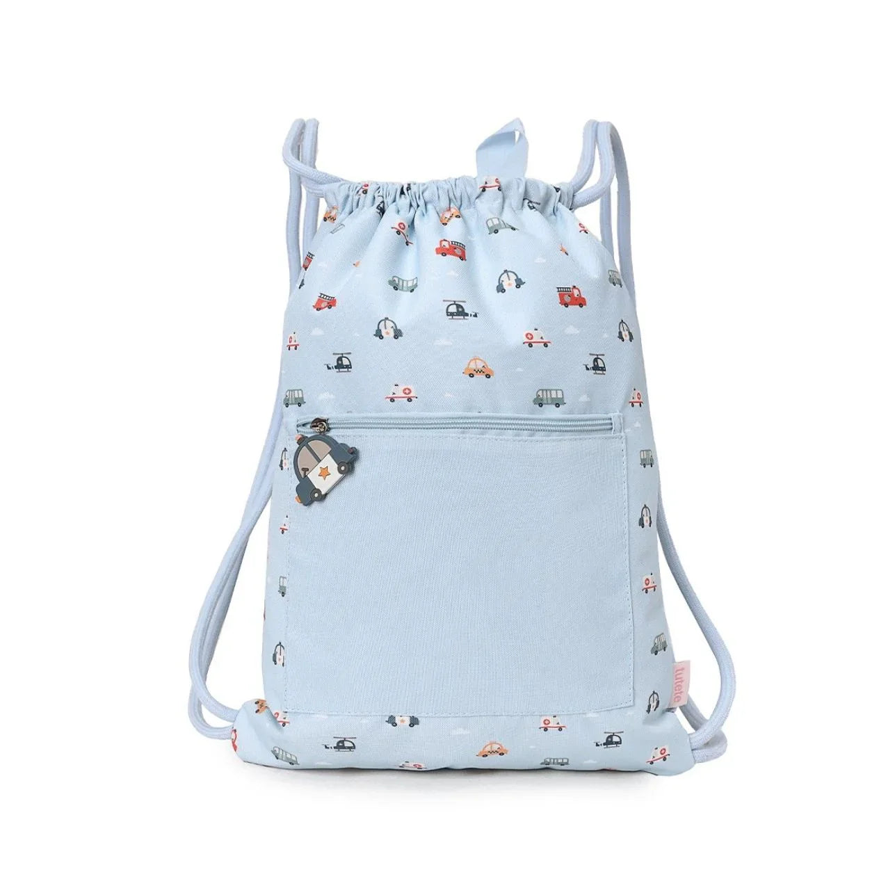 La Mochila Saco Impermeable de Tutete, con diseño exclusivo de coches de ciudad es el accesorio imprescindible para acompañar a los peques en sus días más movidos: piscina, deporte, excursiones o cualquier aventura escolar.