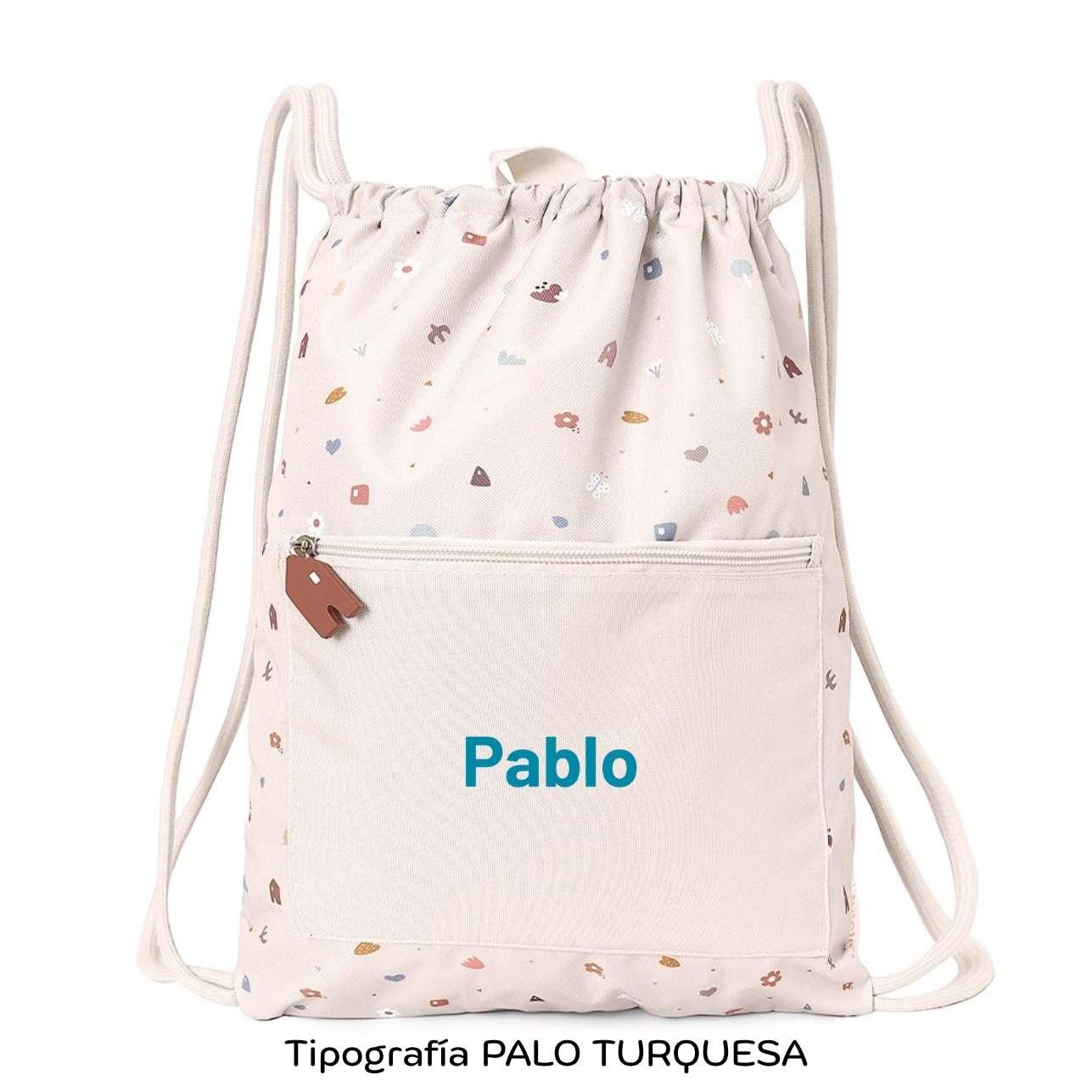 Mochila Saco Impermeable Personalizable – Colección Geometric Nature de Tutete
¡Que no se le olvide nada y que lo lleve todo con estilo! La Mochila Saco Impermeable de Tutete, con diseño exclusivo de Geometric Naturees el accesorio imprescindible para acompañar a los peques en sus días más movidos: piscina, deporte, excursiones o cualquier aventura escolar.
Su interior impermeable protege la ropa, toalla o material del agua y la humedad, mientras que su tejido exterior de secado rápido, hecho de pl