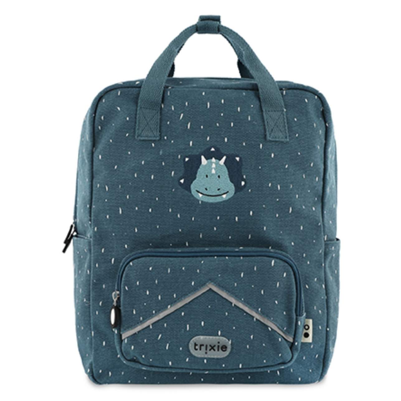 Esta mochila grande de Triceratops, con su carita bordada y su práctico bolsillo con reflectante en la parte frontal conquistará el corazón de vuestros peques y también el tuyo ¡Es ideal también para adultos dada su capacidad y tamaño!. Sus asas acolchadas y ajustables brindan comodidad en cada paso, mientras el cierre con clip en el pecho evita cualquier percance, y un espacio en el lateral exterior para colar la botella ¡ La tienes con el mismo animal en 350 ml y 500 ml!