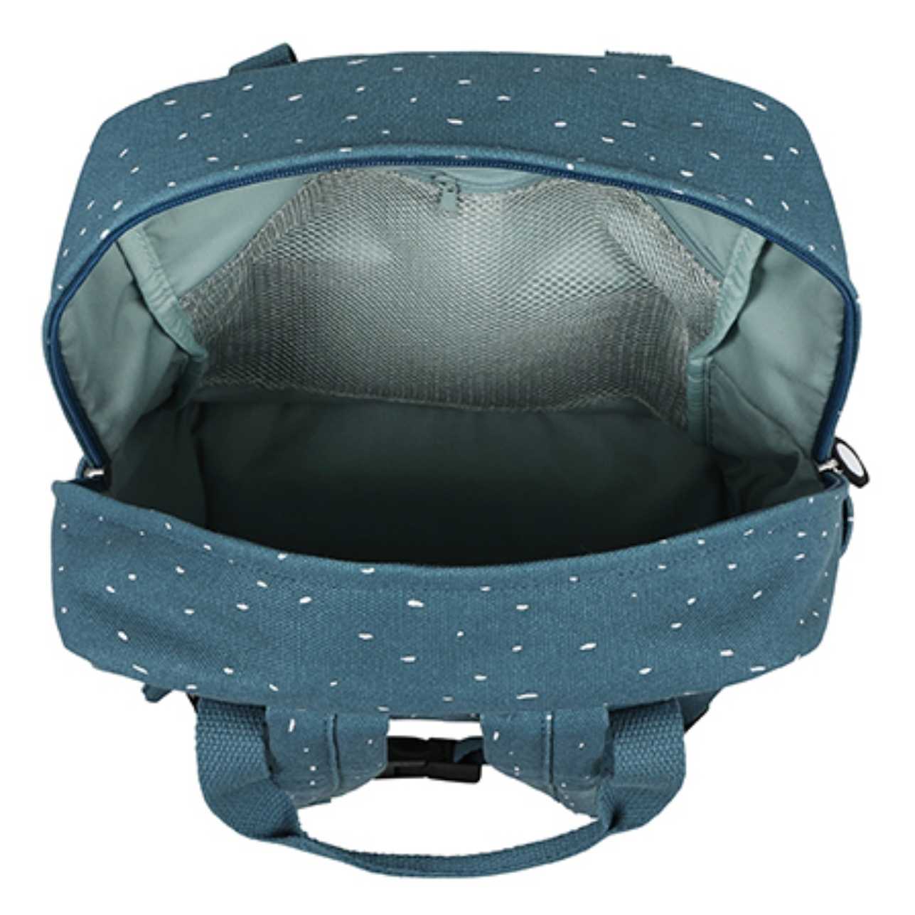 Esta mochila grande de Triceratops, con su carita bordada y su práctico bolsillo con reflectante en la parte frontal conquistará el corazón de vuestros peques y también el tuyo ¡Es ideal también para adultos dada su capacidad y tamaño!. Sus asas acolchadas y ajustables brindan comodidad en cada paso, mientras el cierre con clip en el pecho evita cualquier percance, y un espacio en el lateral exterior para colar la botella ¡ La tienes con el mismo animal en 350 ml y 500 ml!