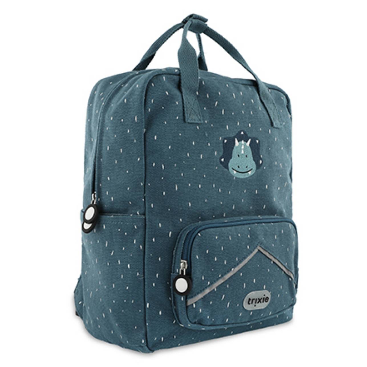 Esta mochila grande de Triceratops, con su carita bordada y su práctico bolsillo con reflectante en la parte frontal conquistará el corazón de vuestros peques y también el tuyo ¡Es ideal también para adultos dada su capacidad y tamaño!. Sus asas acolchadas y ajustables brindan comodidad en cada paso, mientras el cierre con clip en el pecho evita cualquier percance, y un espacio en el lateral exterior para colar la botella ¡ La tienes con el mismo animal en 350 ml y 500 ml!